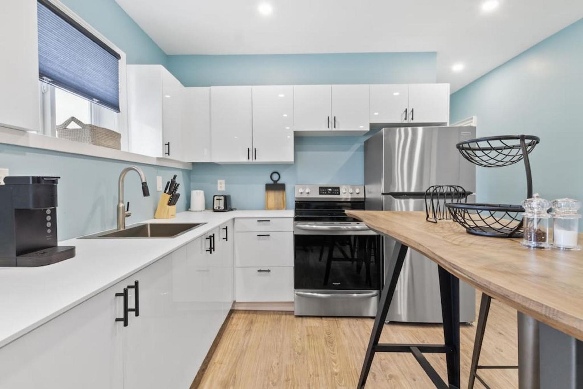 Bright and Spacious Condo in Downtown Collingwood 97043
