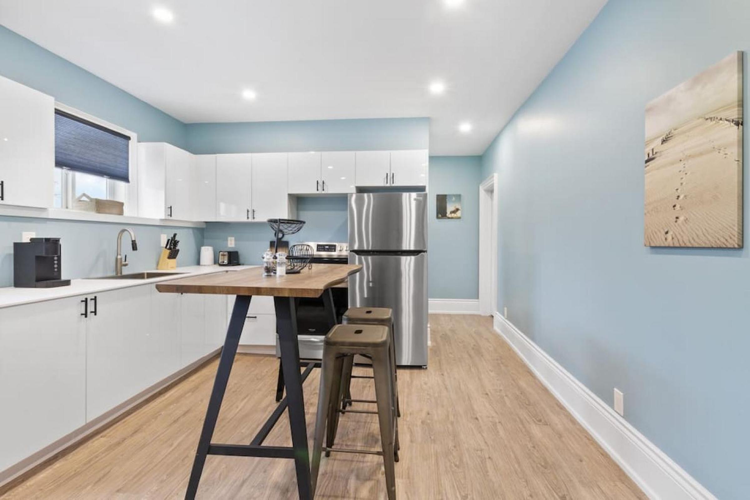 Bright and Spacious Condo in Downtown Collingwood 97043