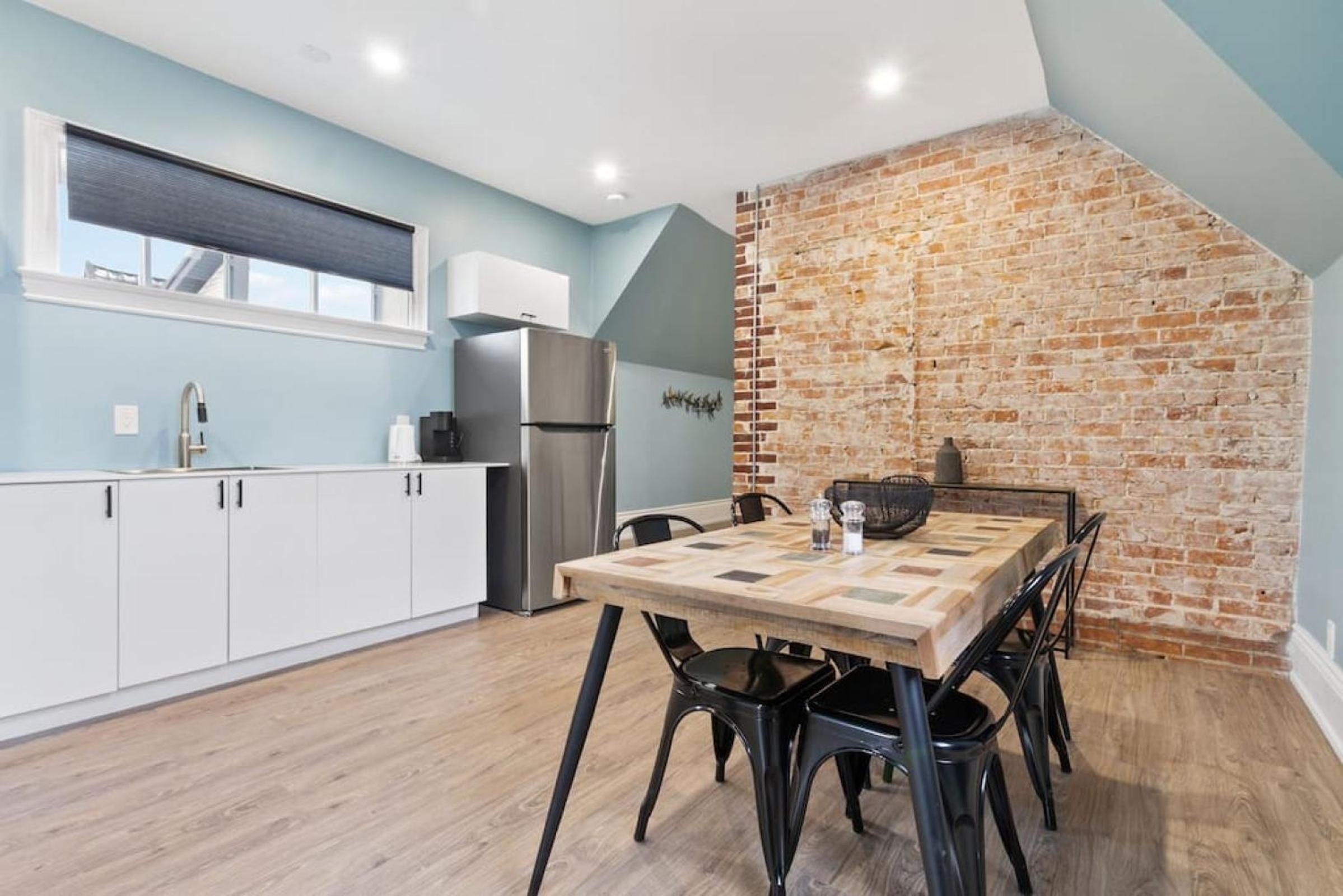 Luxury Contemporary Condo in Downtown Collingwood 97044