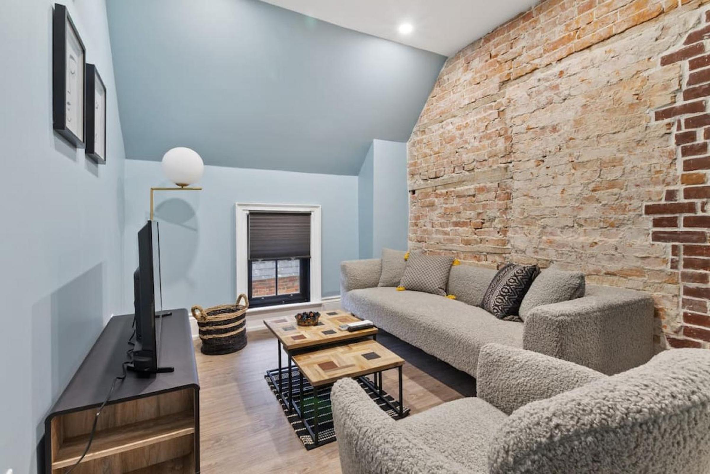 Luxury Contemporary Condo in Downtown Collingwood 97044