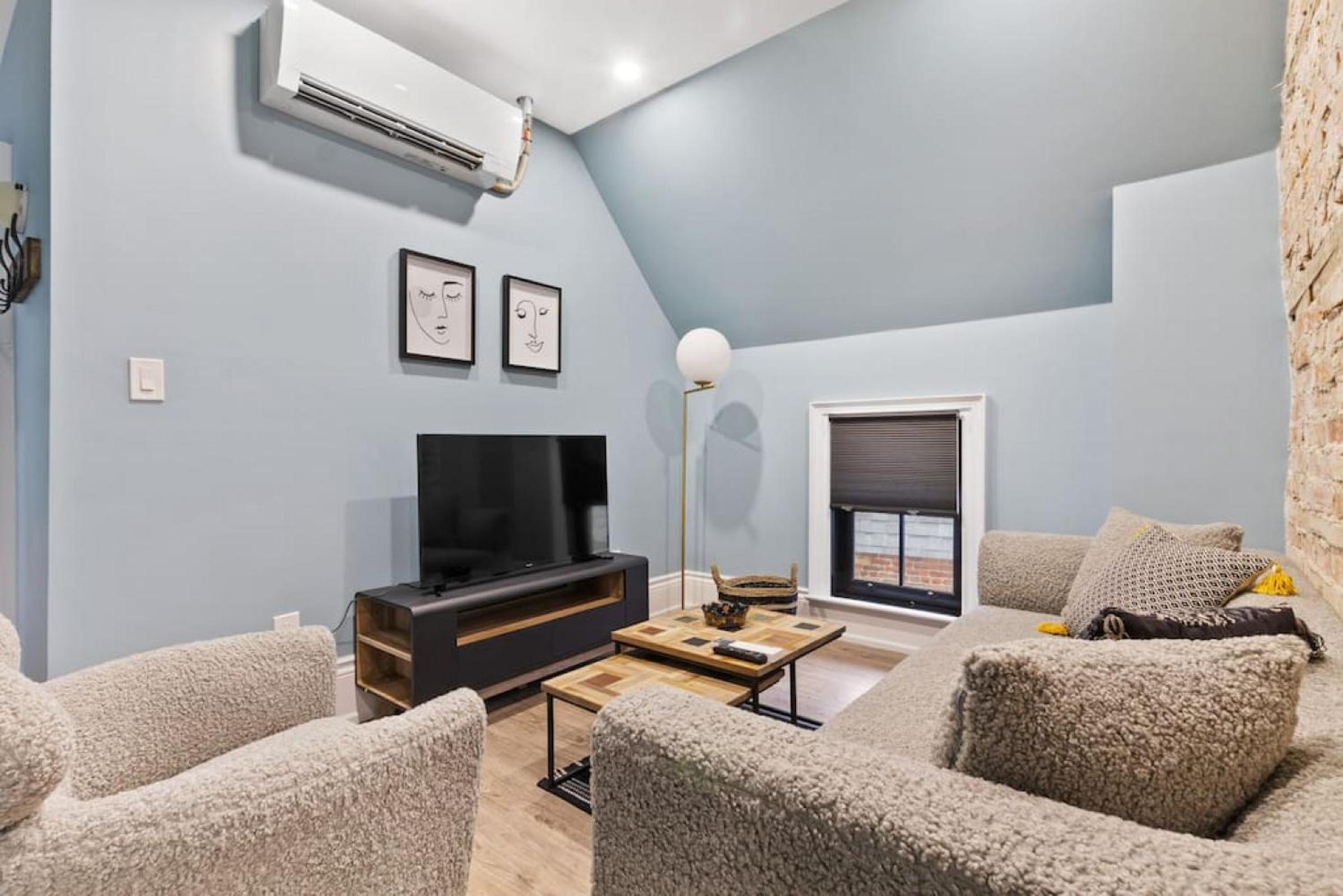 Luxury Contemporary Condo in Downtown Collingwood 97044