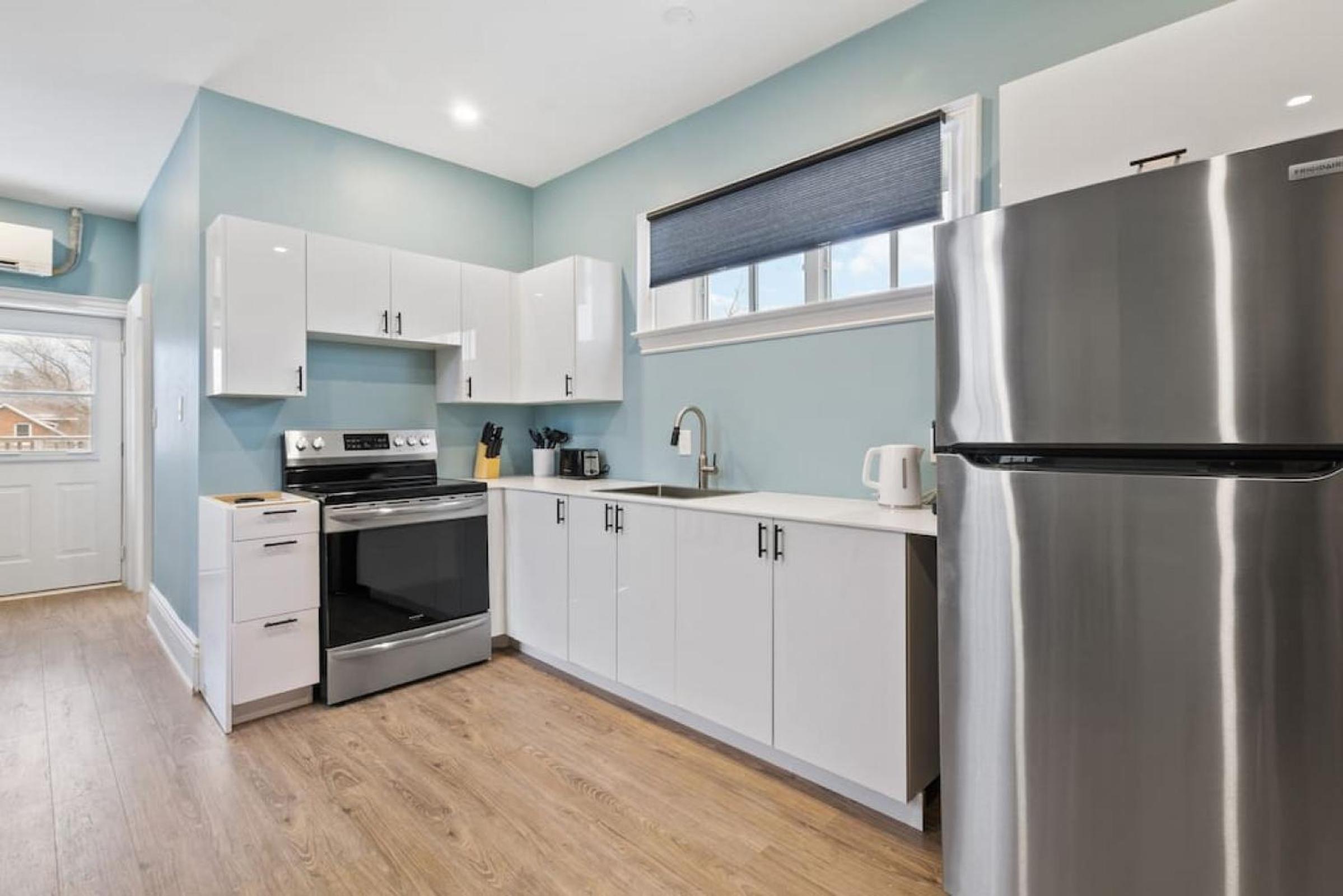 Luxury Contemporary Condo in Downtown Collingwood 97044