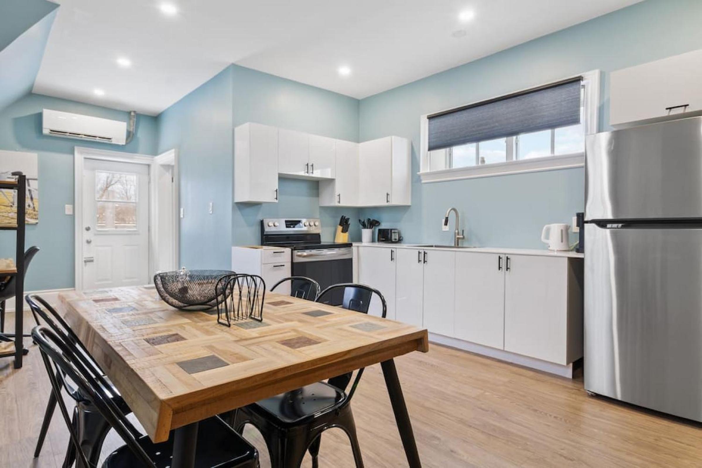 Luxury Contemporary Condo in Downtown Collingwood 97044