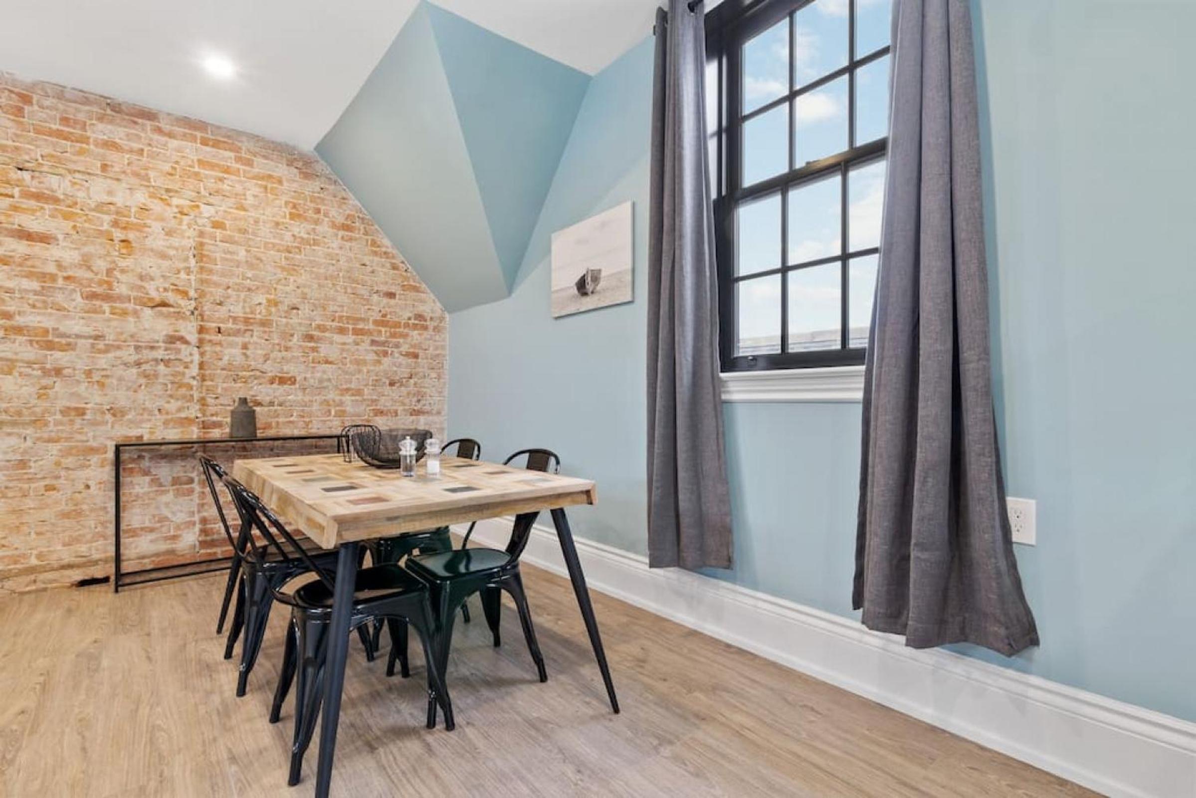 Luxury Contemporary Condo in Downtown Collingwood 97044