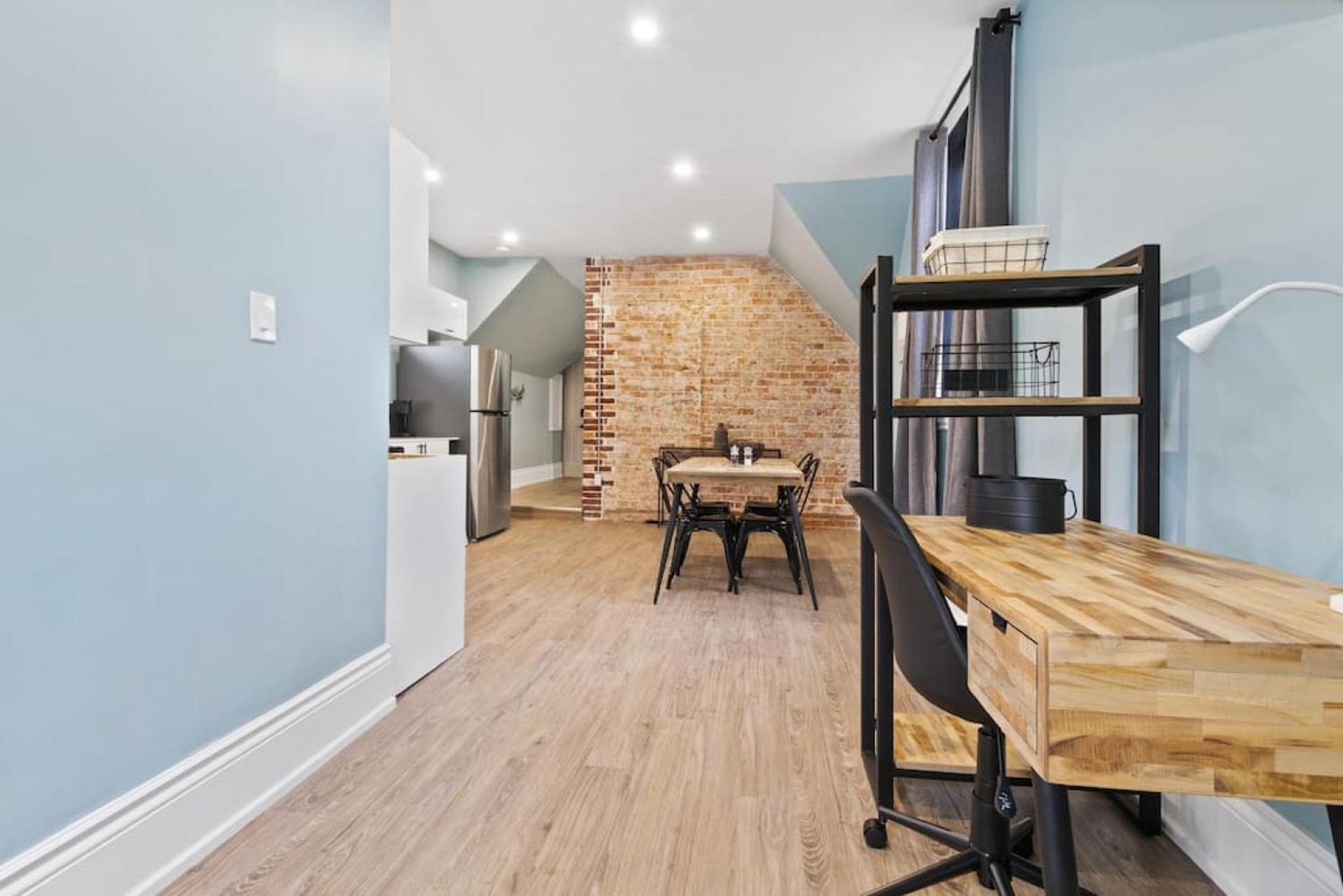 Luxury Contemporary Condo in Downtown Collingwood 97044