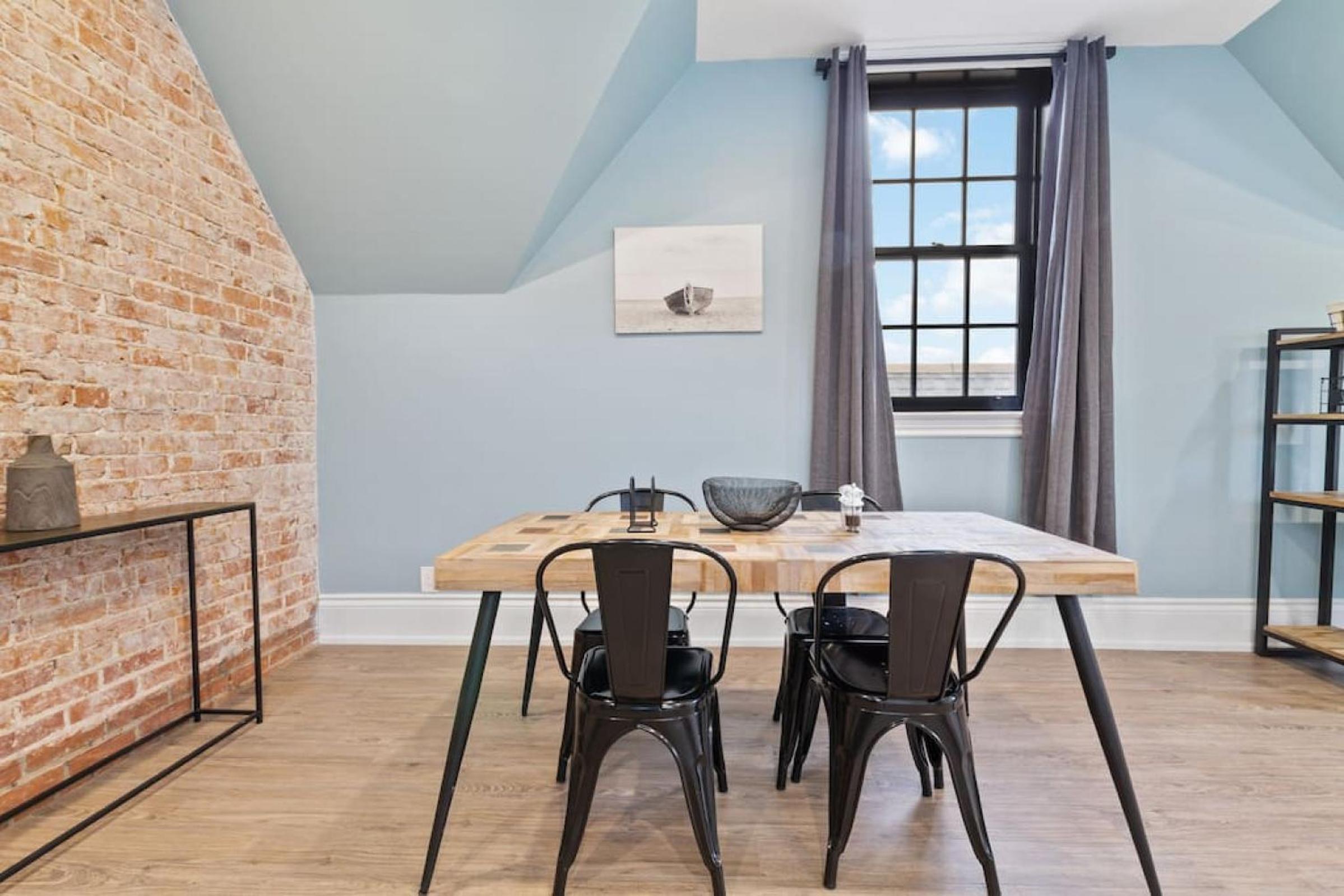 Luxury Contemporary Condo in Downtown Collingwood 97044