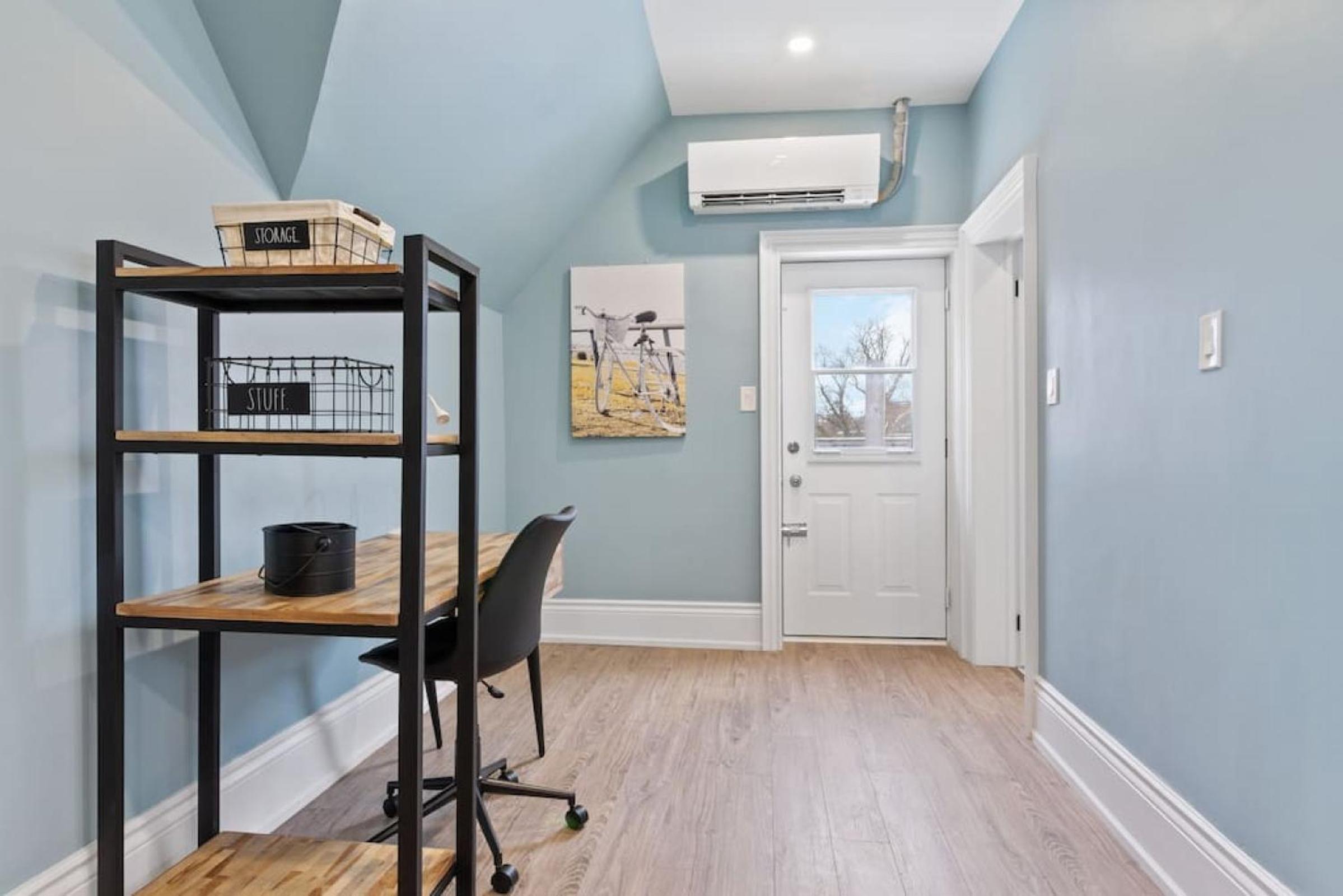Luxury Contemporary Condo in Downtown Collingwood 97044
