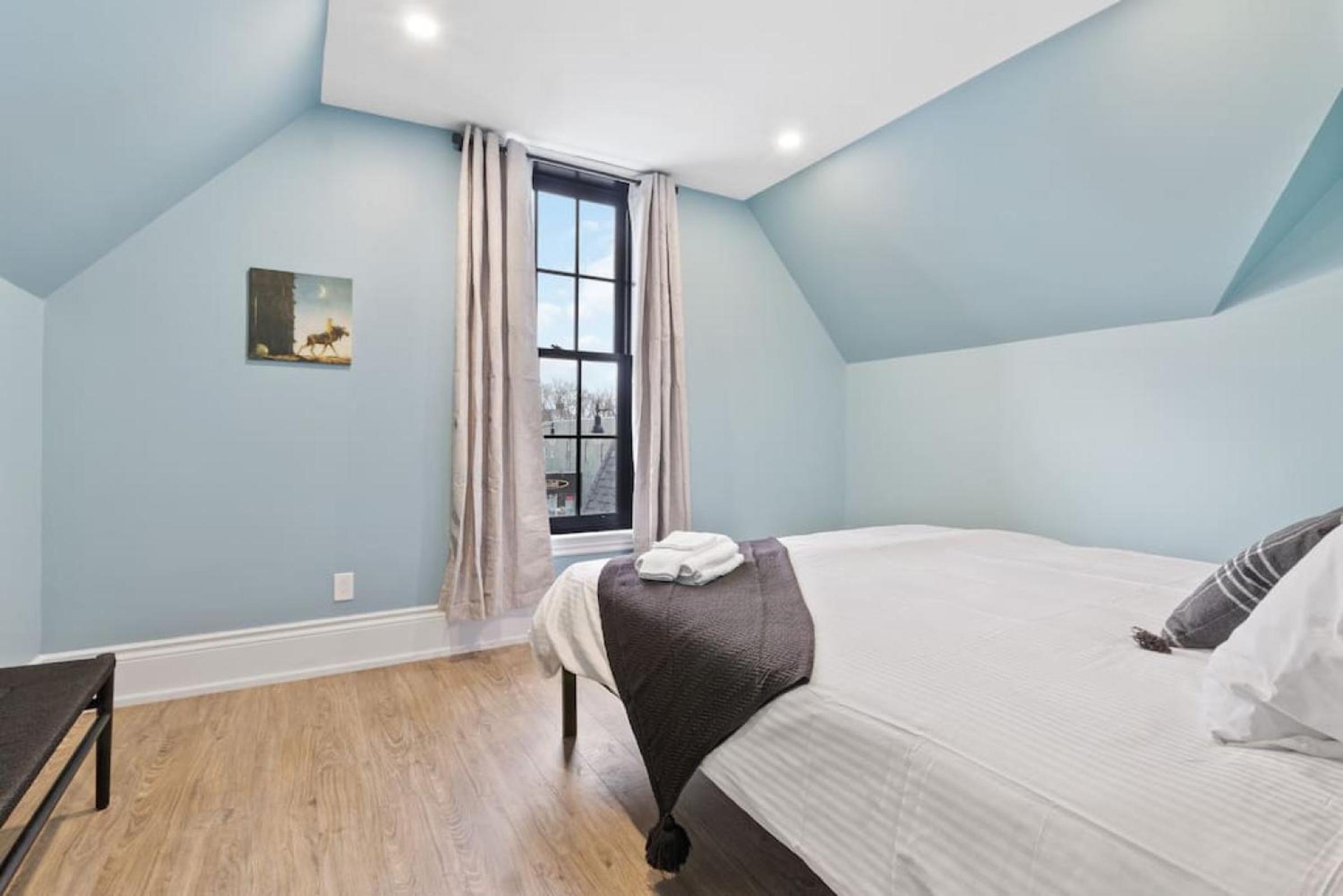Luxury Contemporary Condo in Downtown Collingwood 97044
