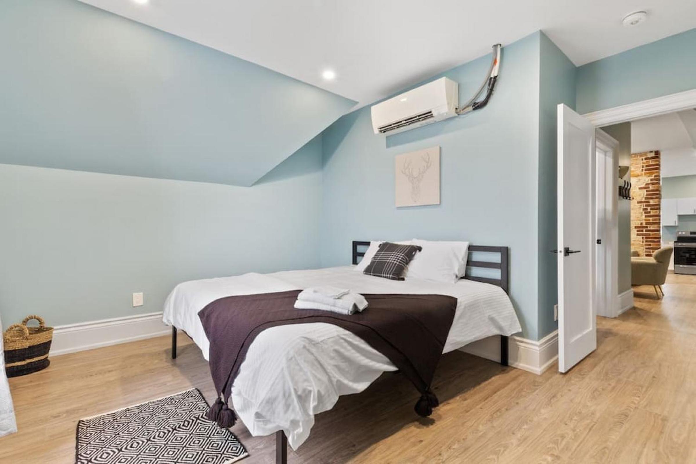 Luxury Contemporary Condo in Downtown Collingwood 97044