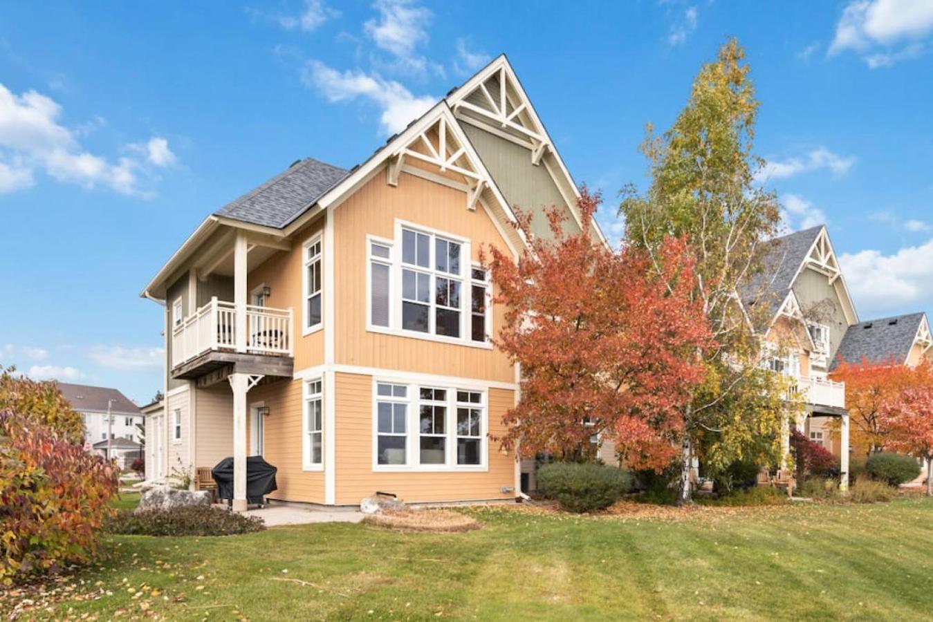 Spectacular Rivergrass Chalet Steps to Blue Mtn