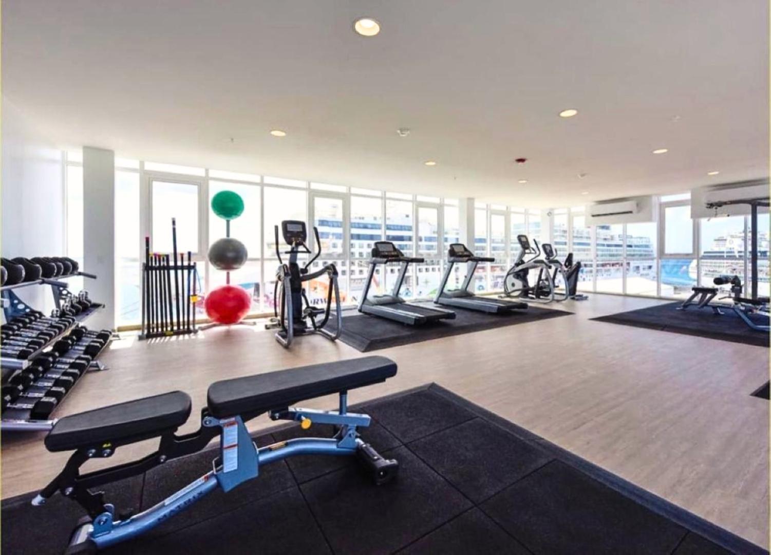 Stylish luxury condo, central location, ocean view, pool, gym