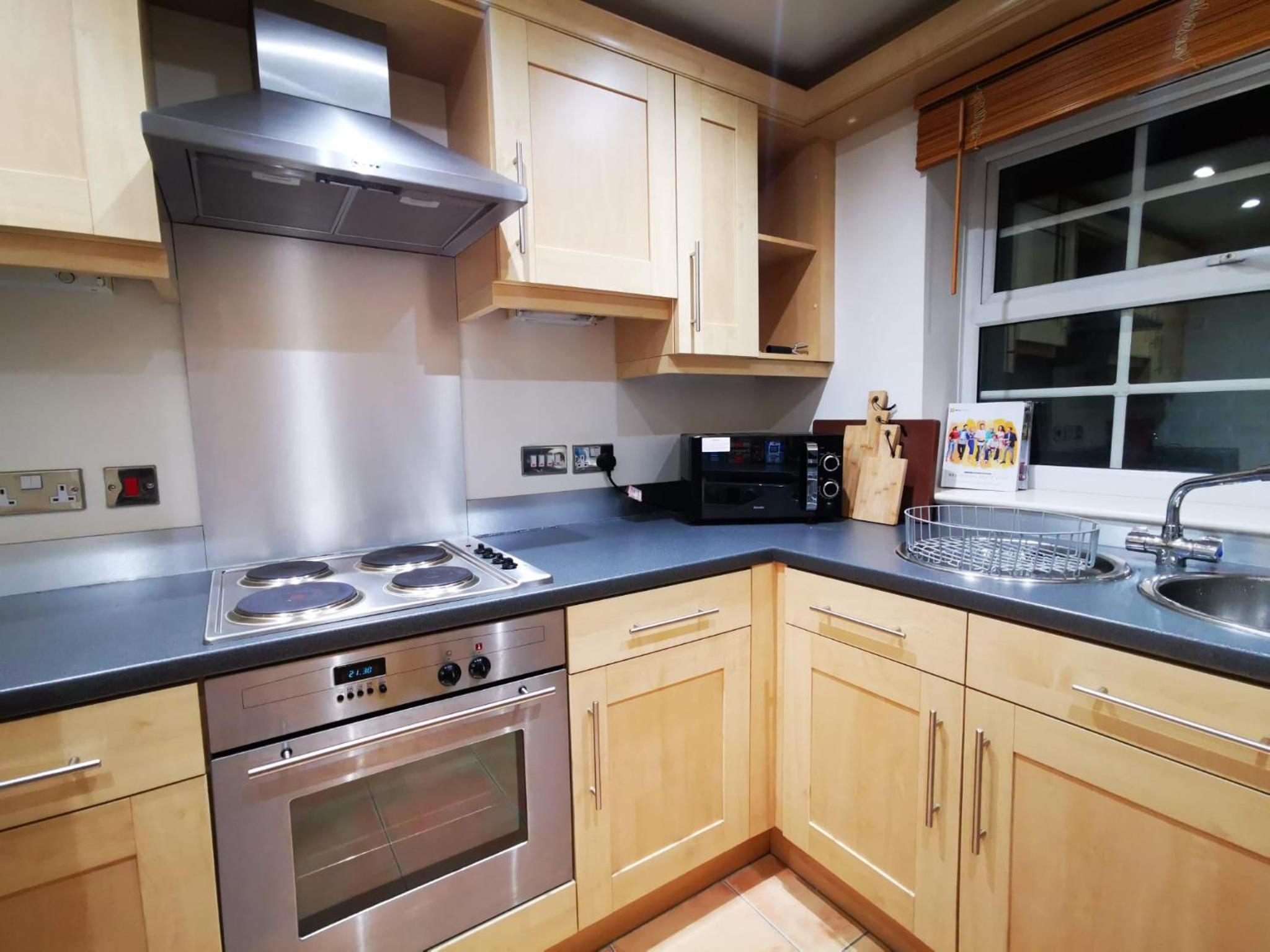 Gorgeous apartment + attentive host + free parking photo 2