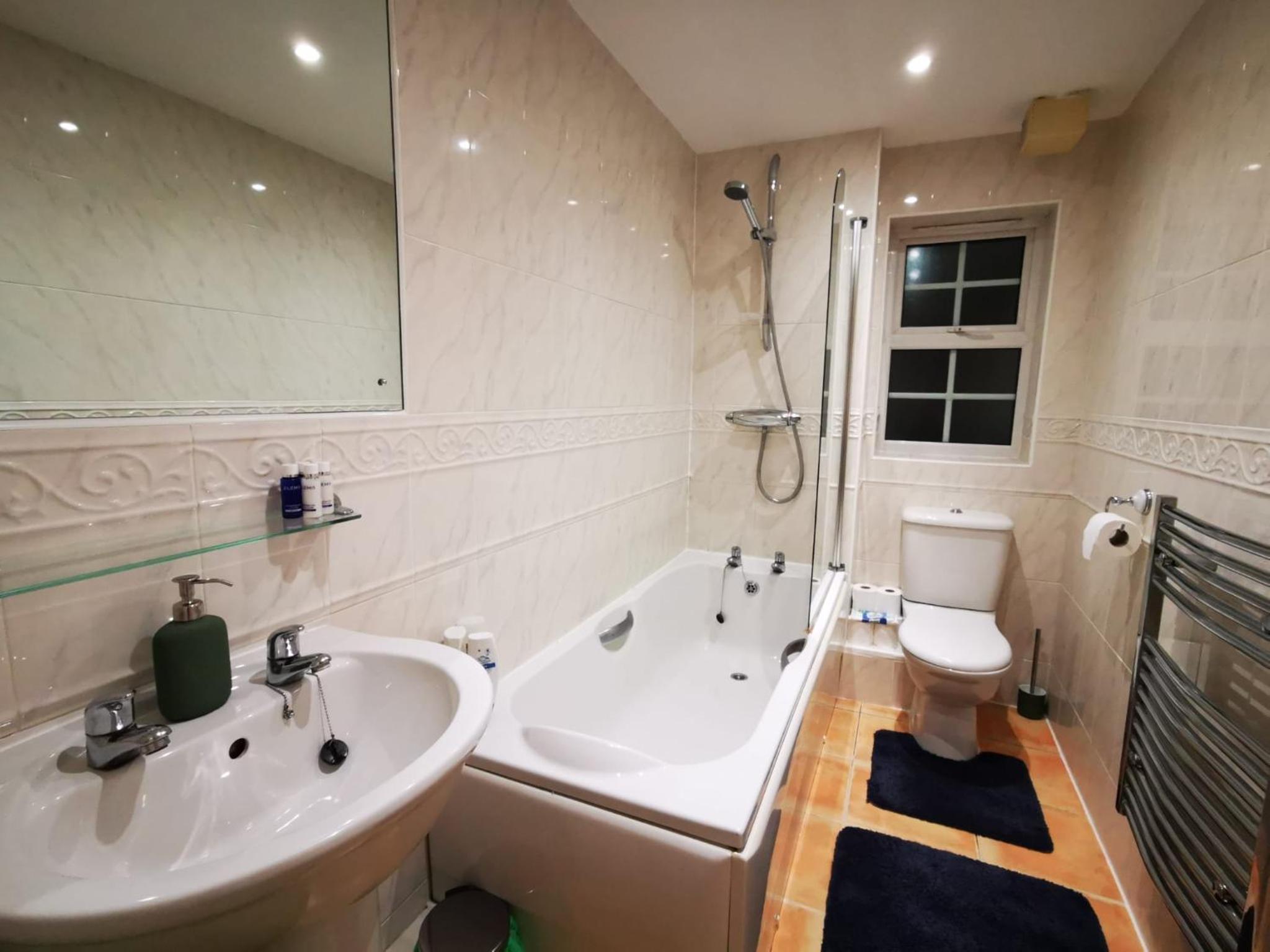 Gorgeous apartment + attentive host + free parking photo 5