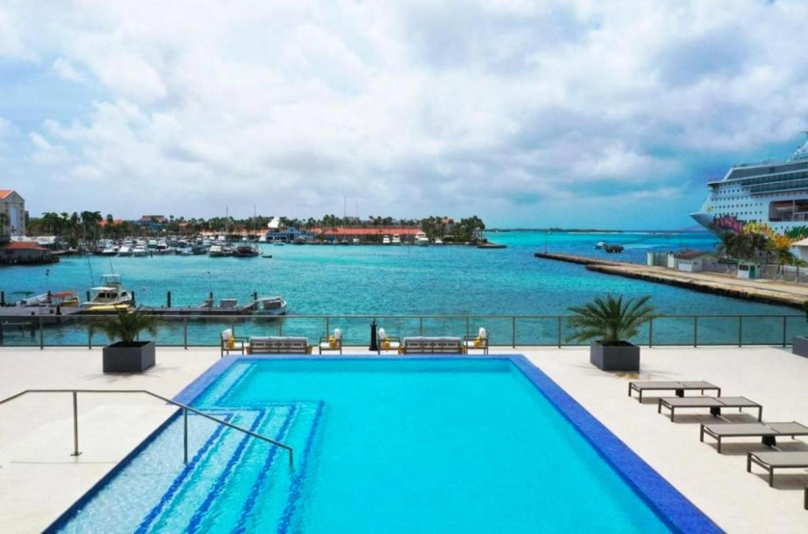 Stylish luxury condo, central location, ocean view, pool, gym