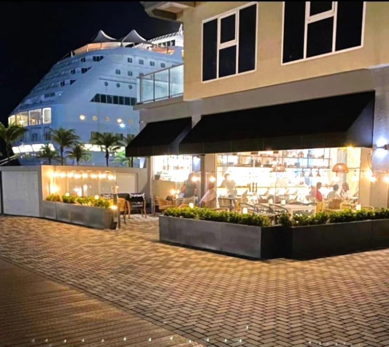 Stylish luxury condo, central location, ocean view, pool, gym