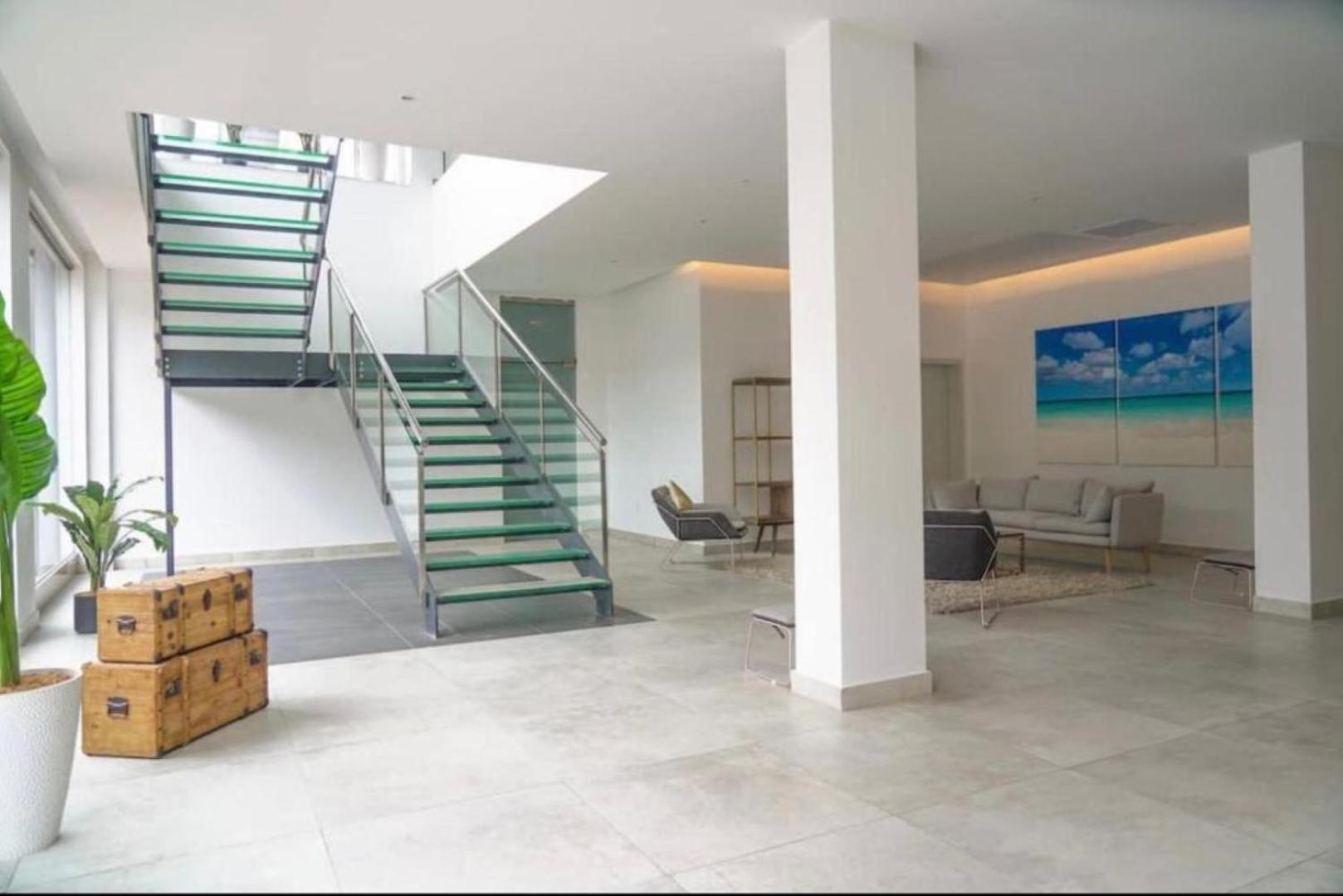 Stylish luxury condo, central location, ocean view, pool, gym