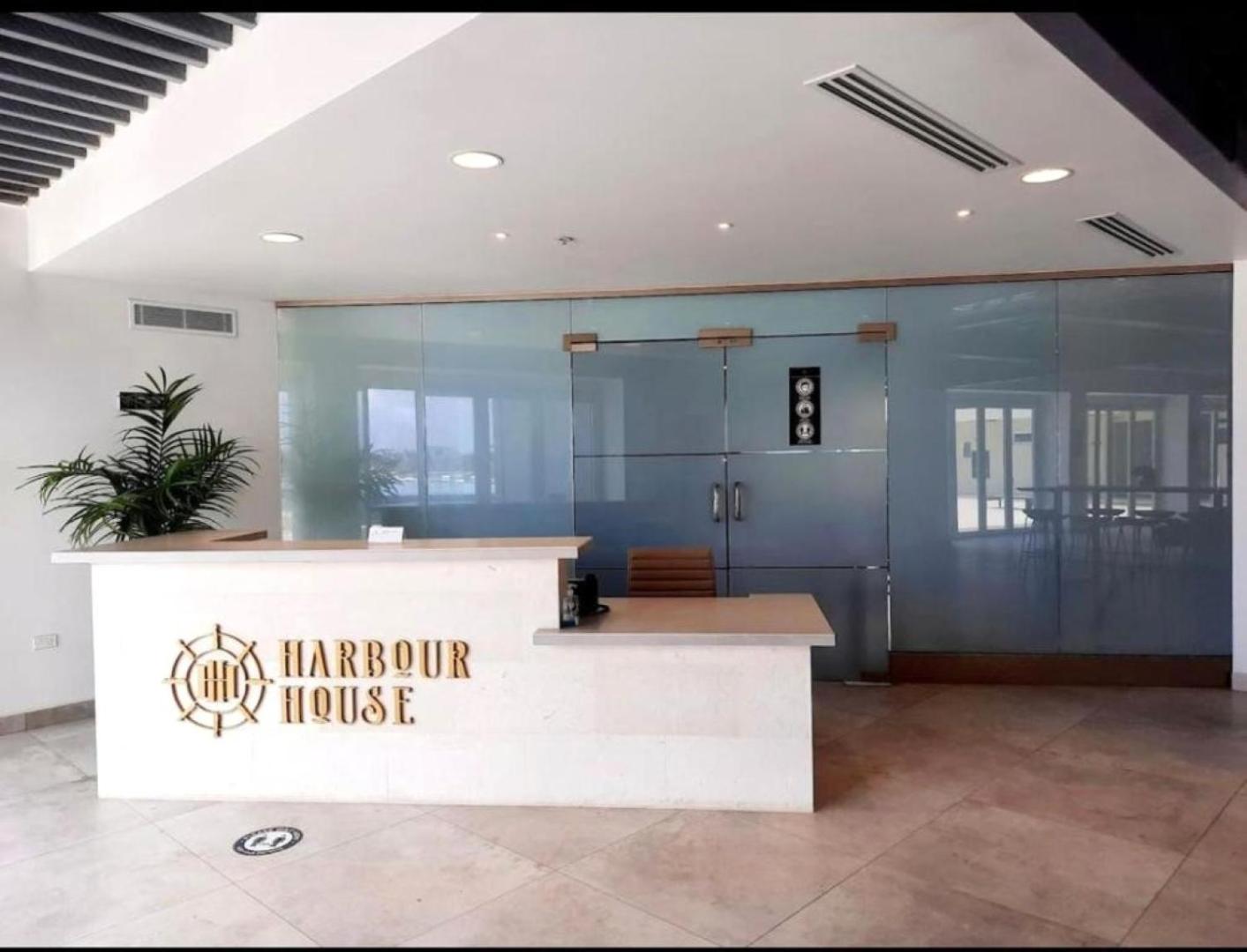 Stylish luxury condo, central location, ocean view, pool, gym