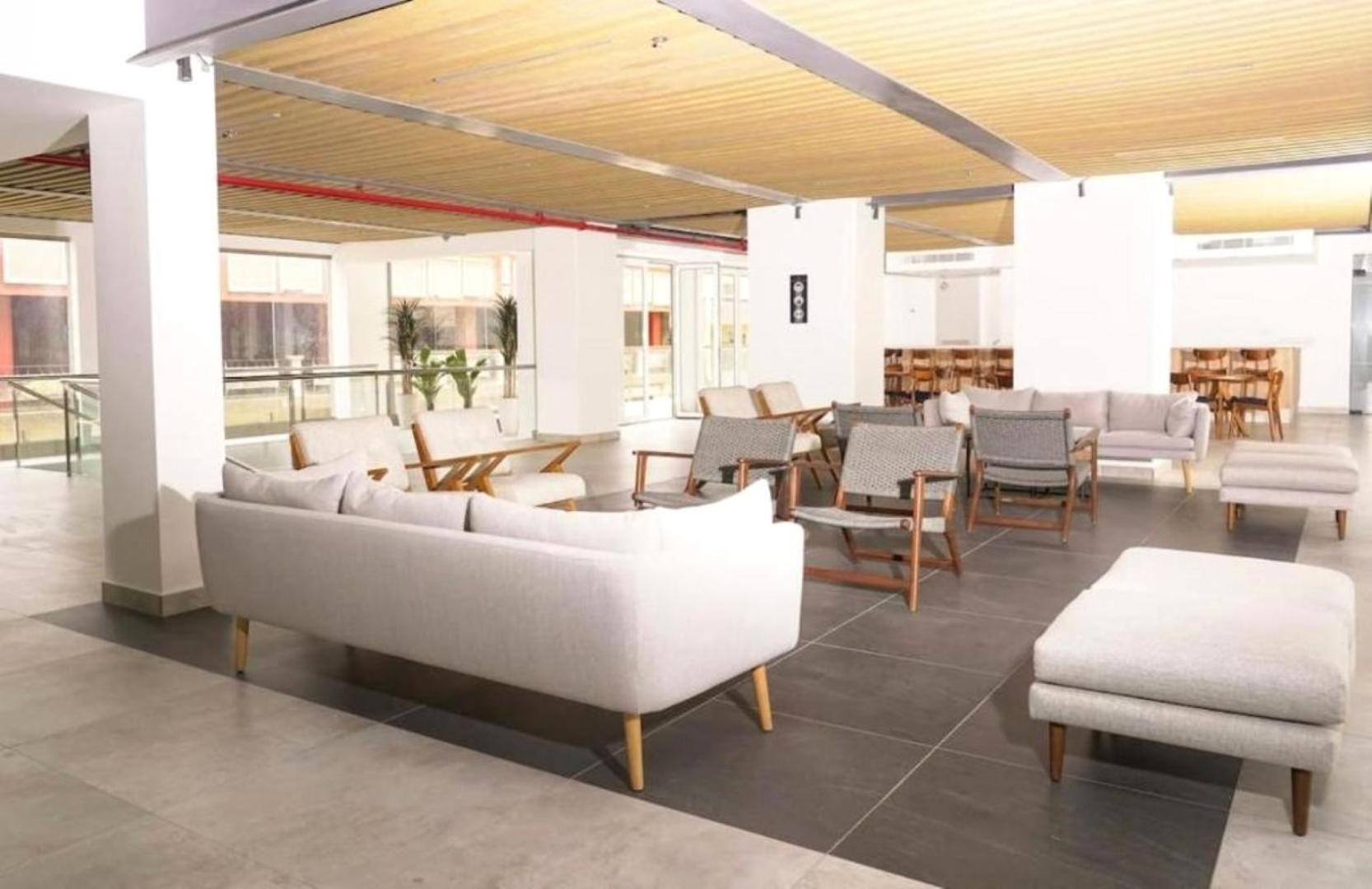 Stylish luxury condo, central location, ocean view, pool, gym