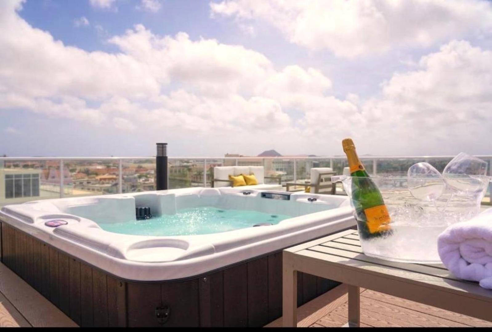 Stylish luxury condo, central location, ocean view, pool, gym