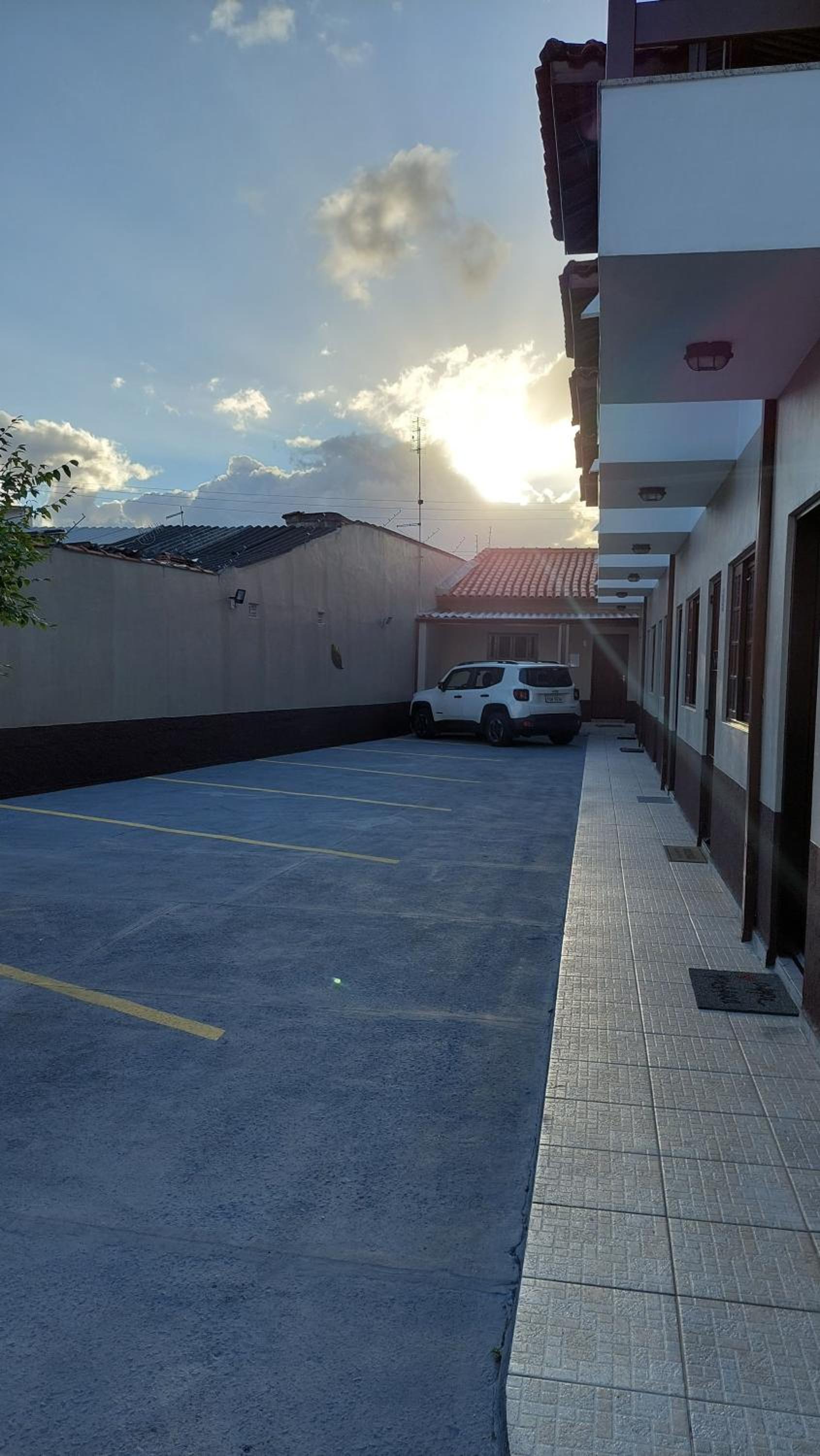 Casa aconchegante com ar condicionado para família em condomínio