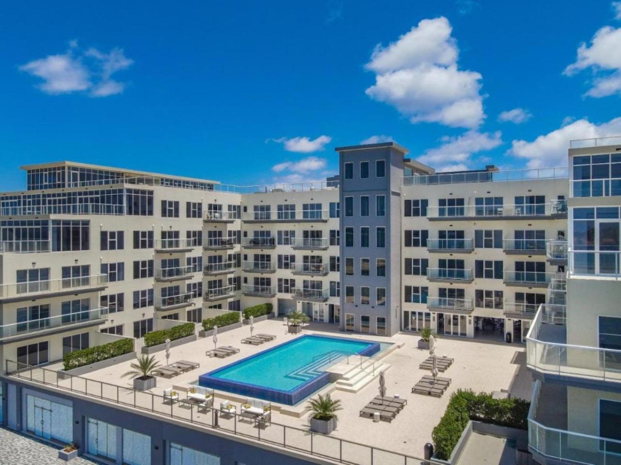Stylish luxury condo, central location, ocean view, pool, gym