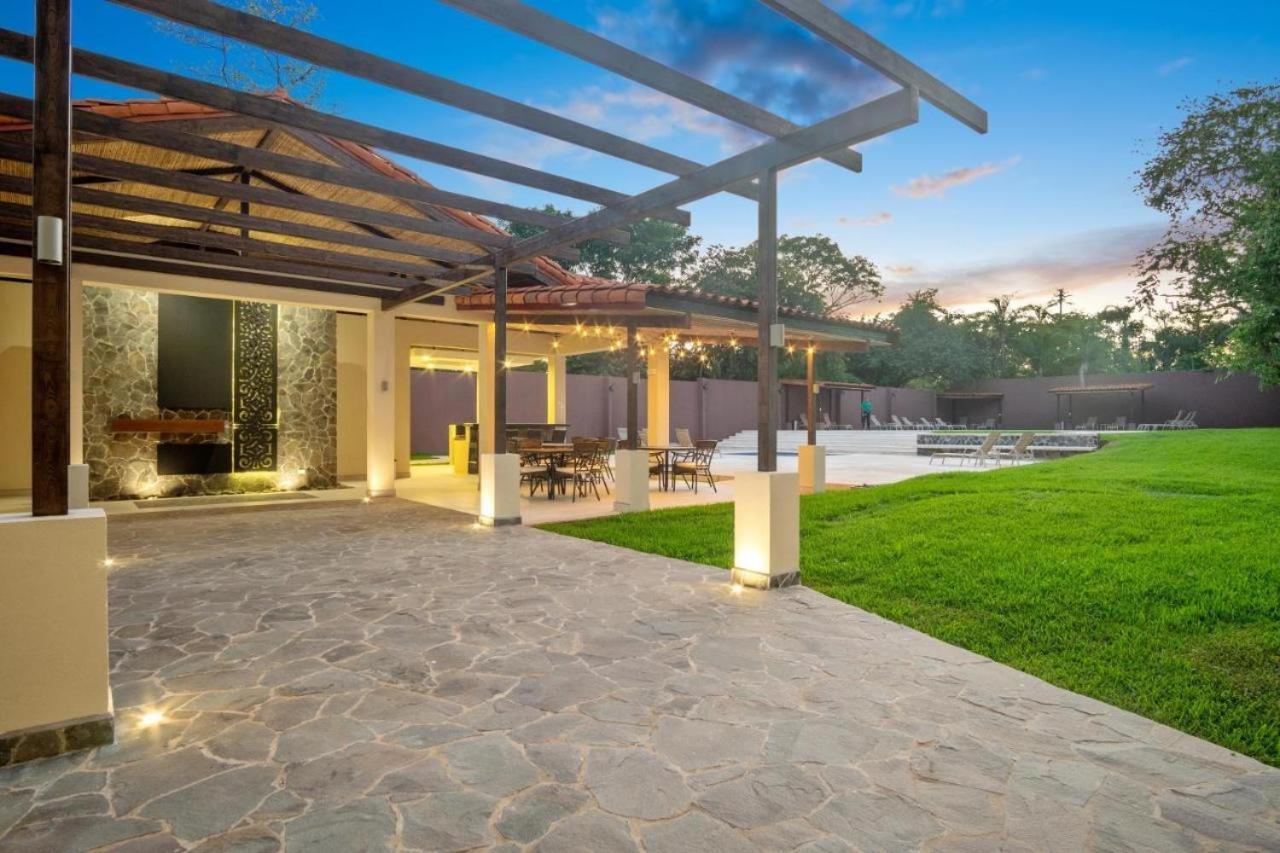 Peninsula 46 - Upscale 2bdr with Jacuzzi - Beach - Fast wifi - Gym