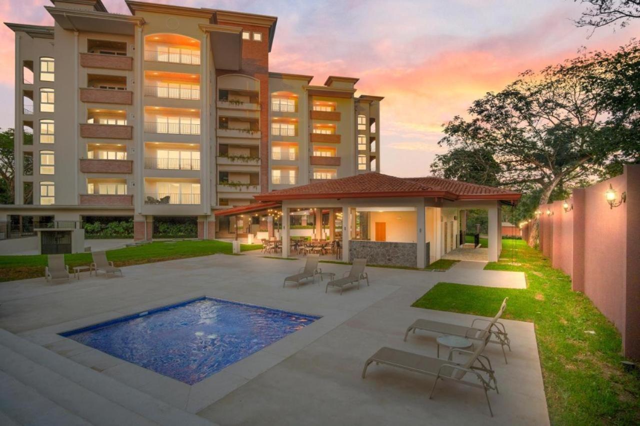 Peninsula 46 - Upscale 2bdr with Jacuzzi - Beach - Fast wifi - Gym