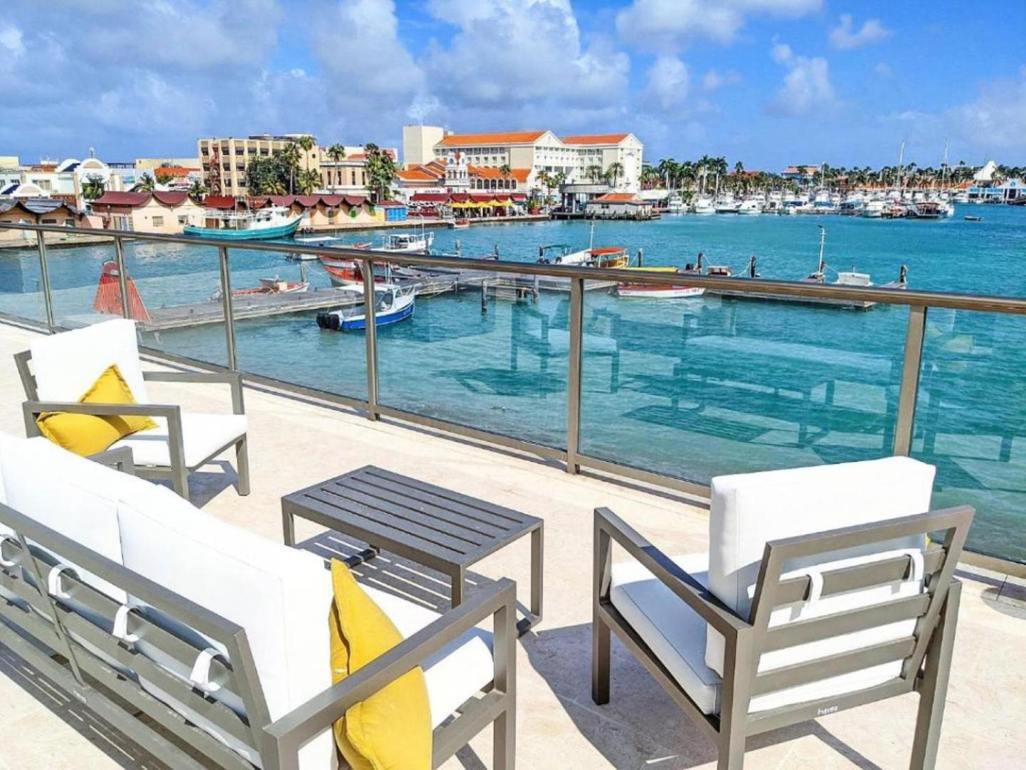 Stylish luxury condo, central location, ocean view, pool, gym