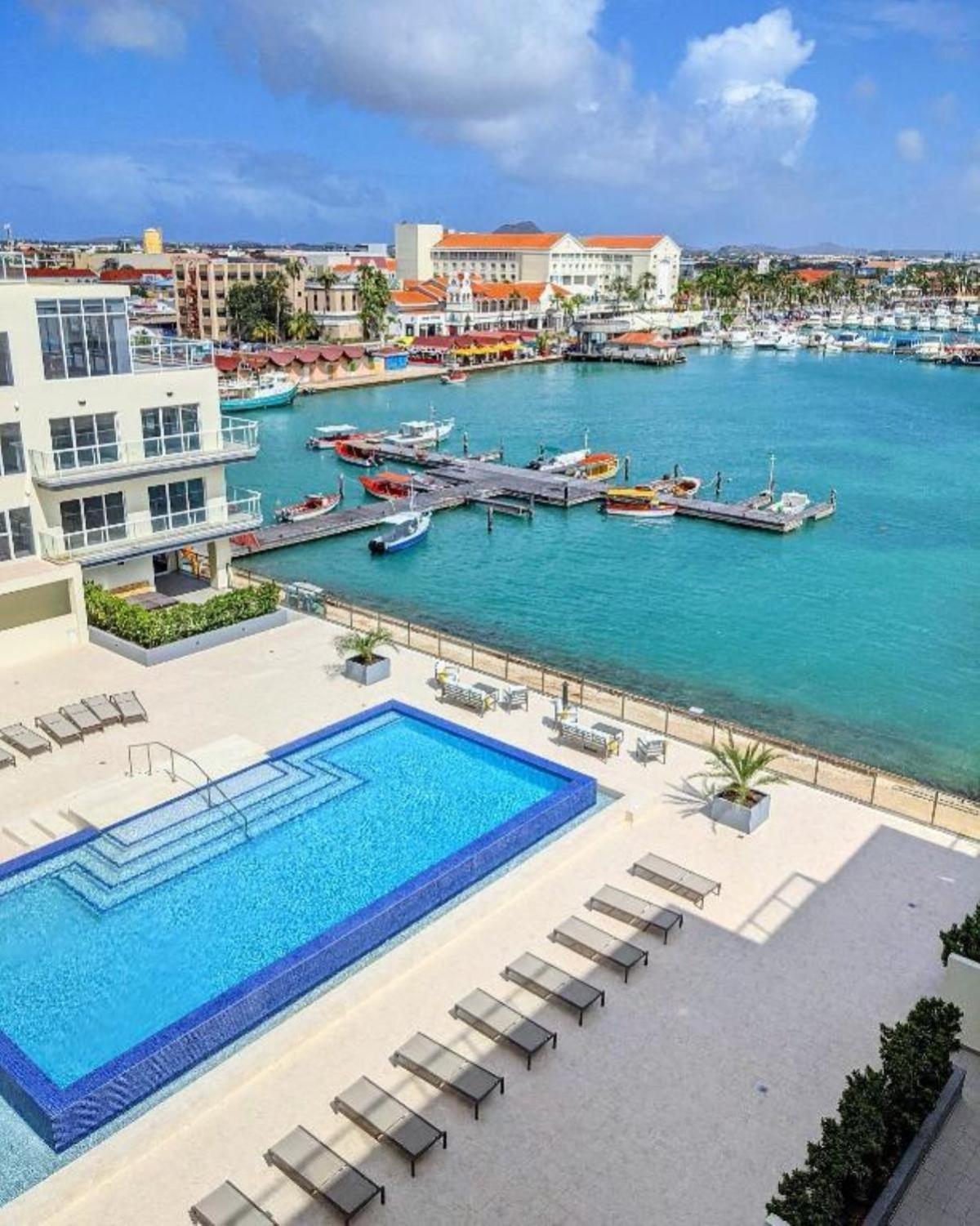 Stylish luxury condo, central location, ocean view, pool, gym
