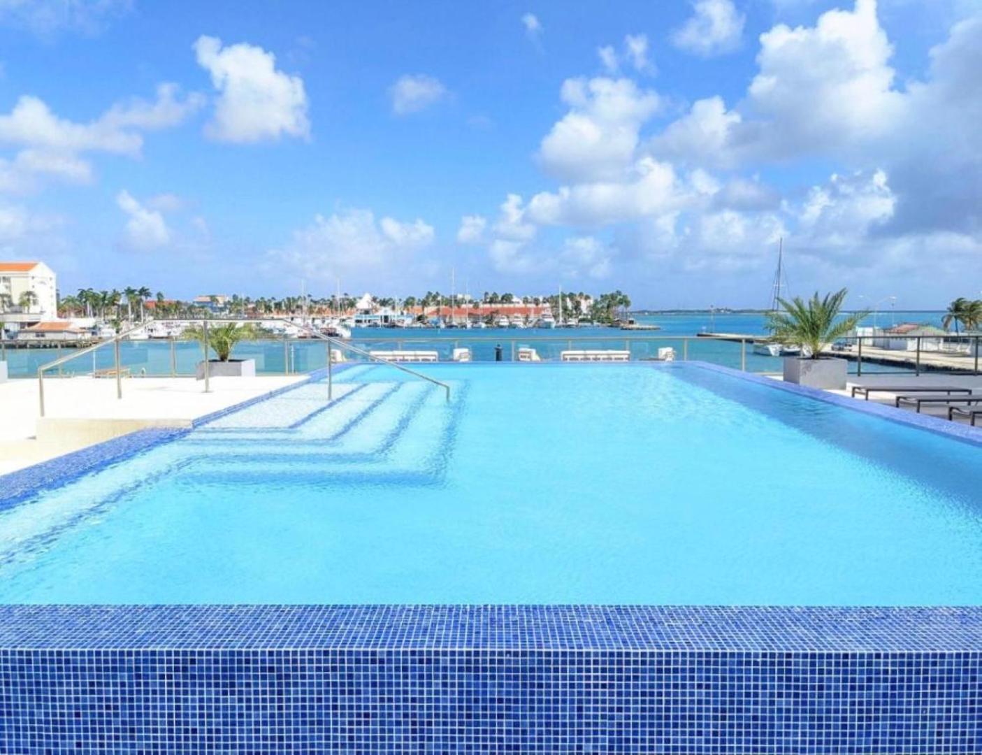 Stylish luxury condo, central location, ocean view, pool, gym
