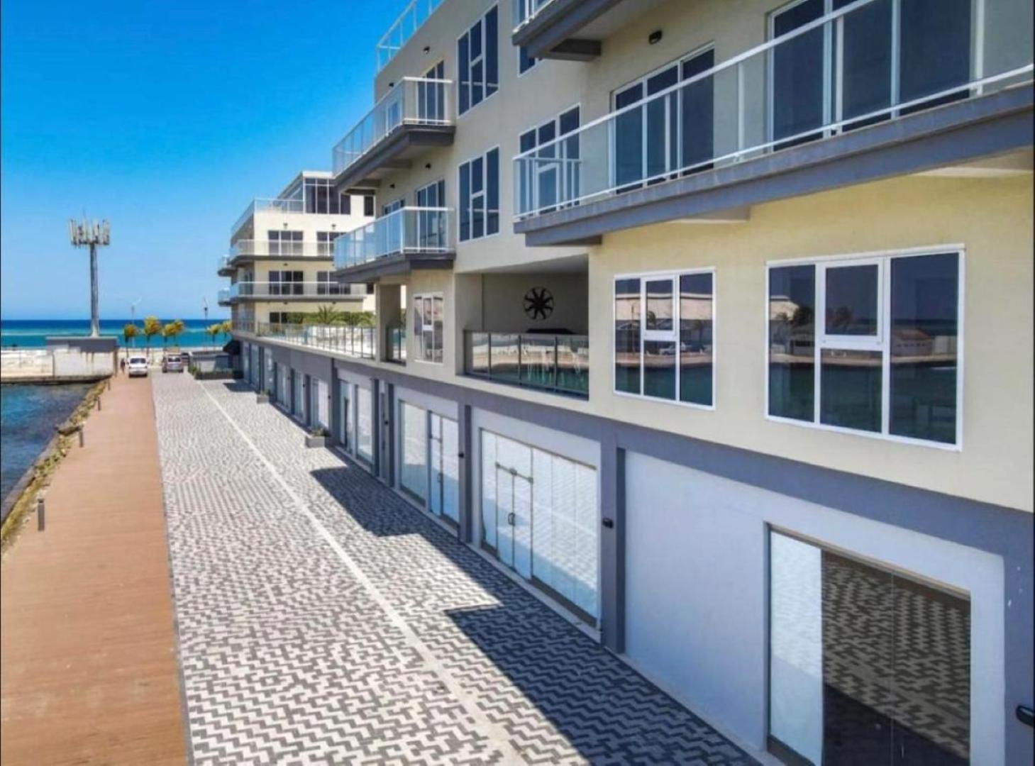Stylish luxury condo, central location, ocean view, pool, gym