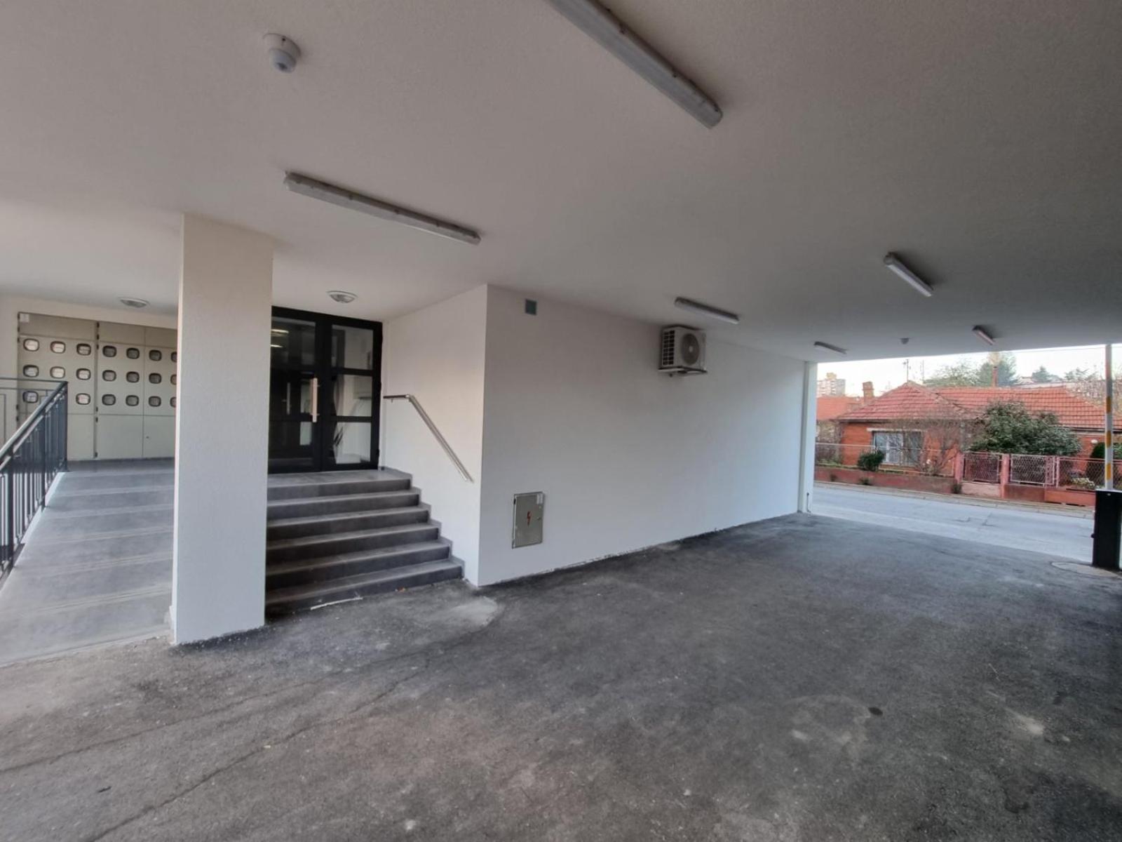 Vlyche apartment FREE PARKING view 4