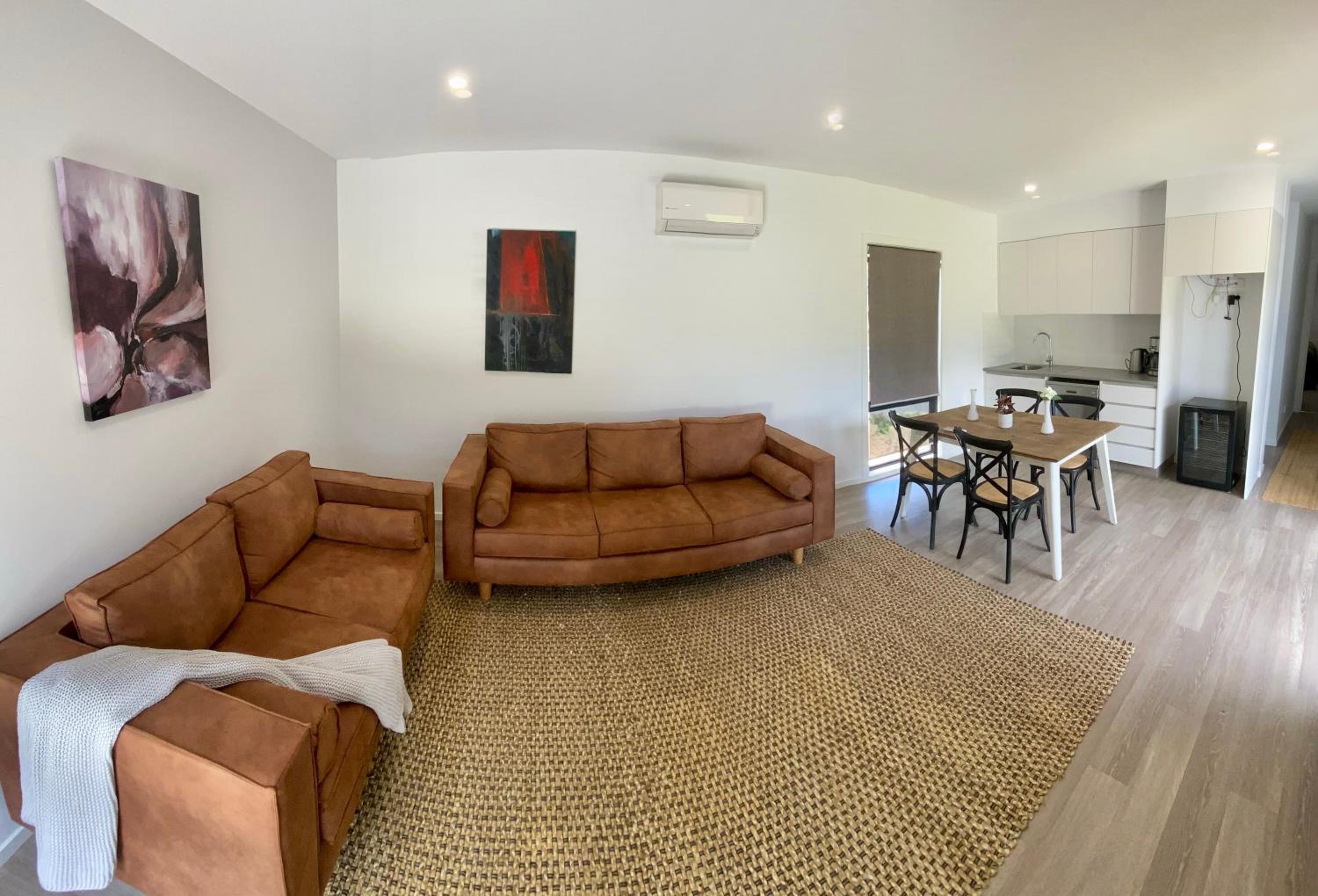 Jindabyne House 1, Modern 3 bedroom home, lake & mountain views with fireplace