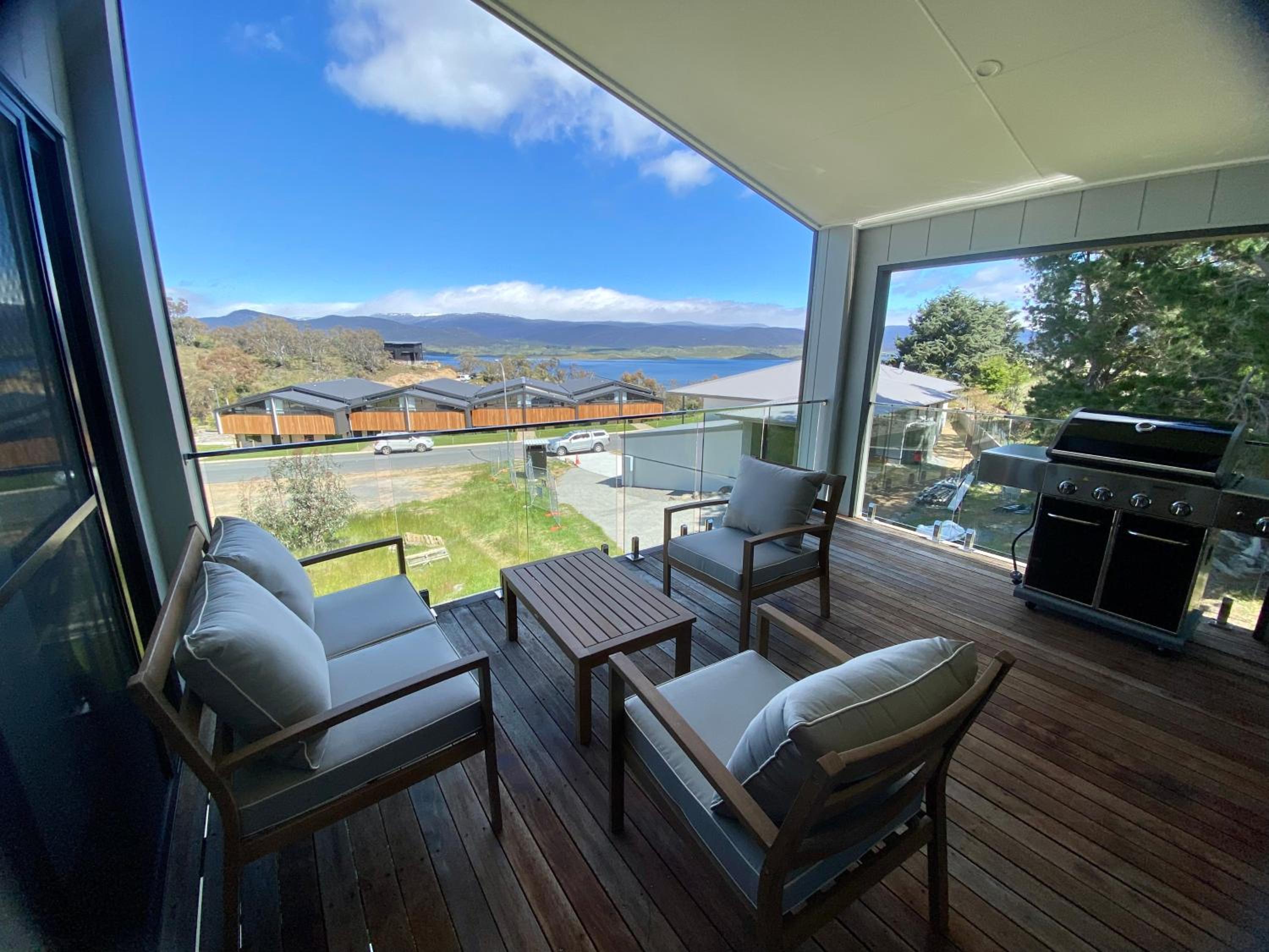 Jindabyne House 1, Modern 3 bedroom home, lake & mountain views with fireplace