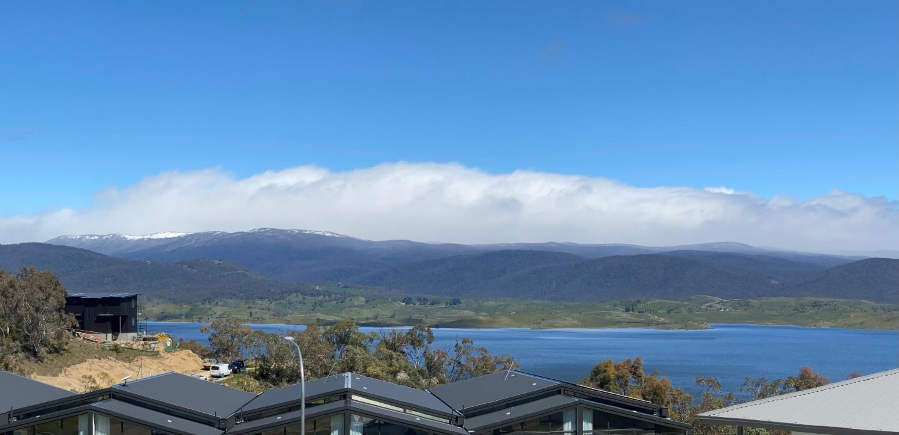 Jindabyne House 1, Modern 3 bedroom home, lake & mountain views with fireplace