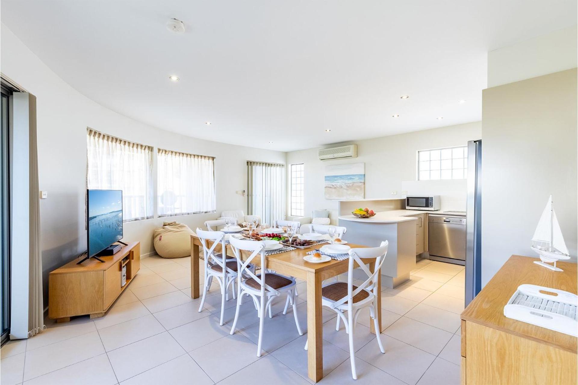 Bay Break, 1 25 Voyager Cl - 50 metres to the waters edge, lift and air conditioning