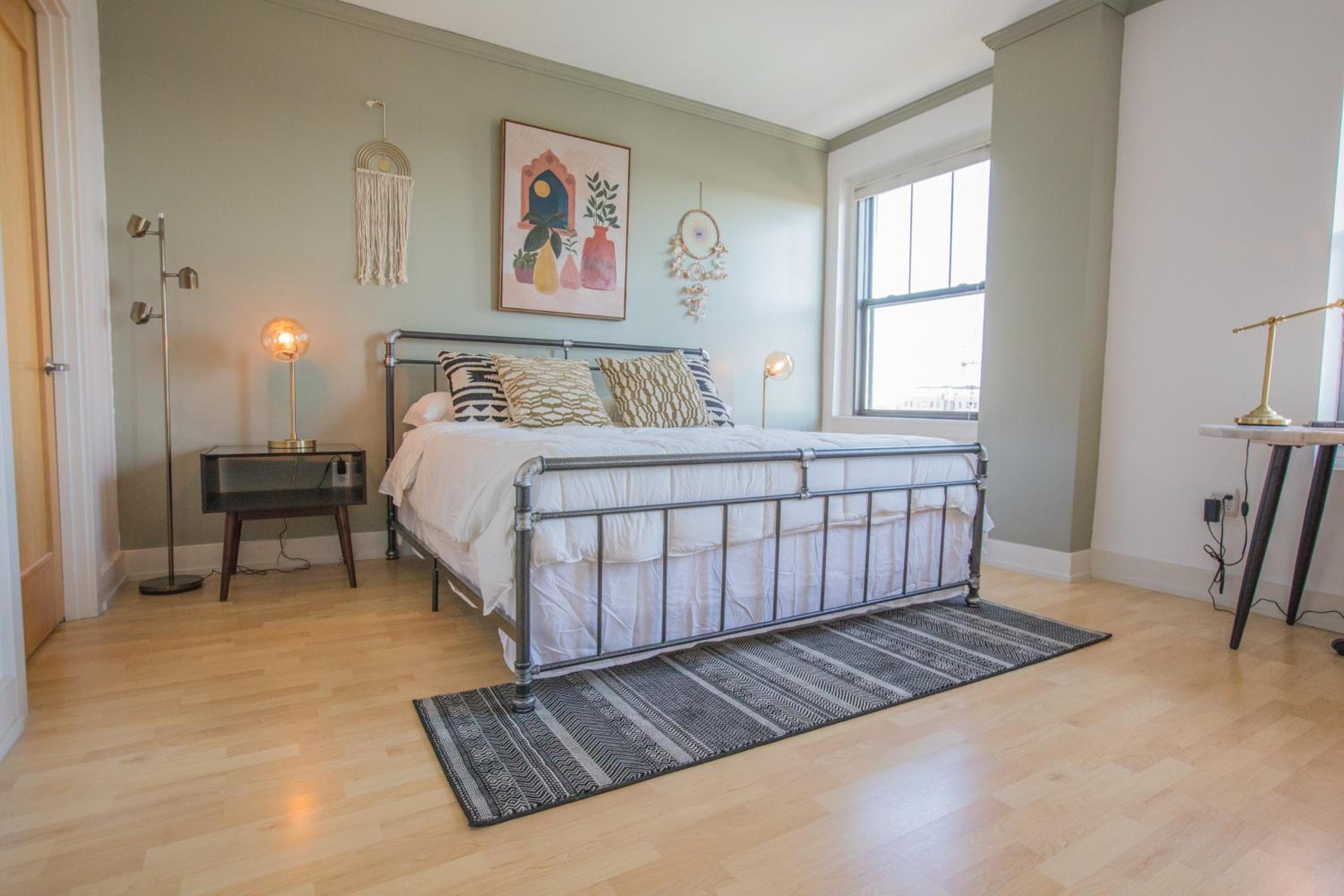 Des Moines Vacations - Designer Downtown Condo Suite - Splendid View - Property Image 5