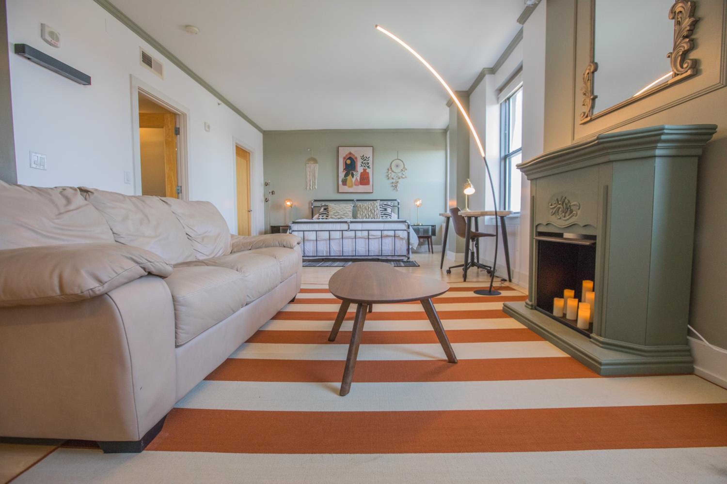 Des Moines Vacations - Designer Downtown Condo Suite - Splendid View - Property Image 2