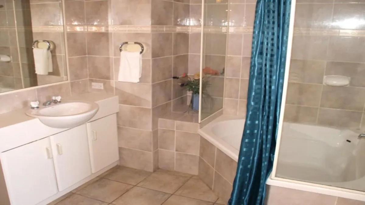 Burleigh Terraces - Hosted by Burleigh Letting