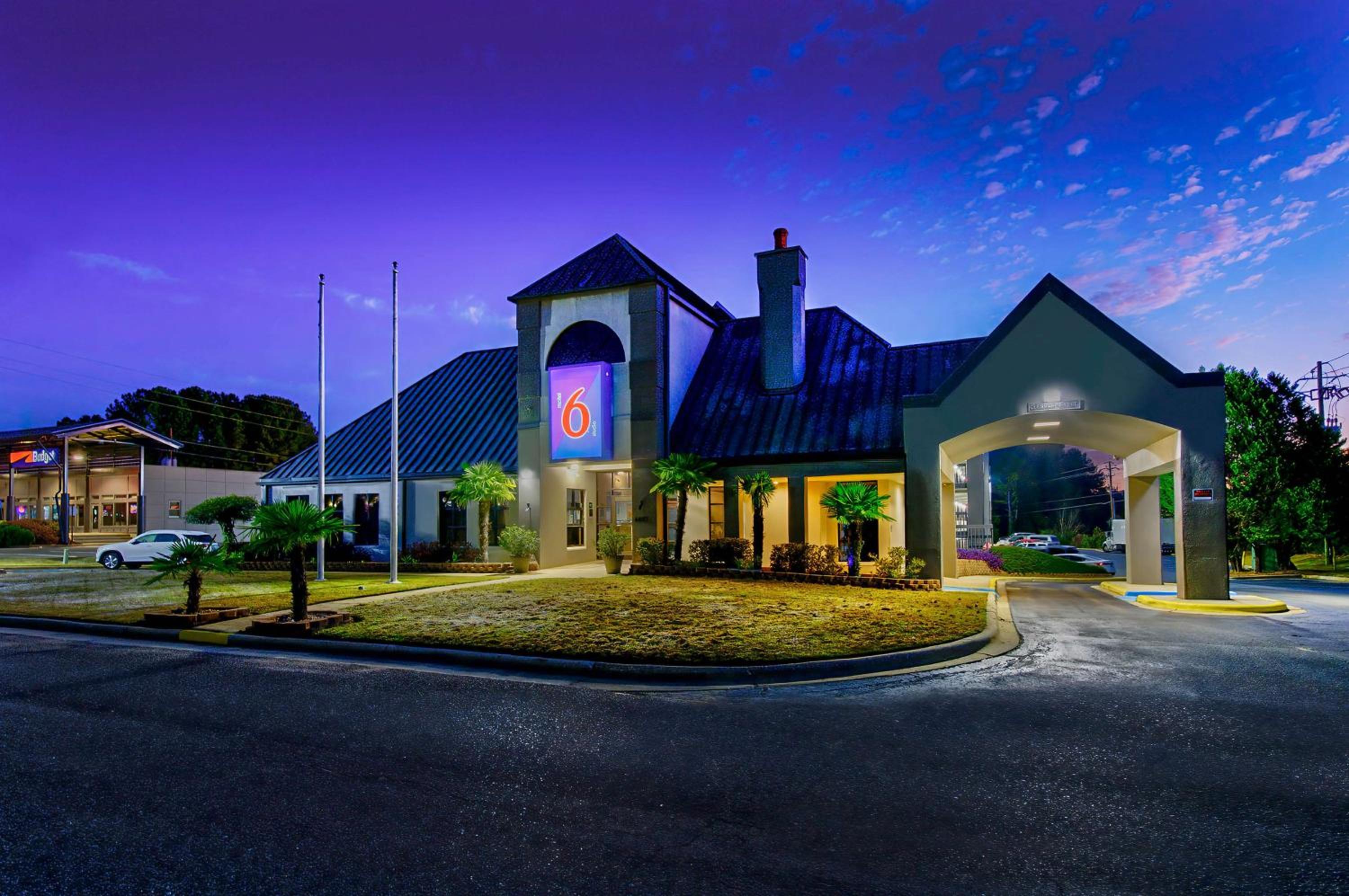 Birmingham Vacations - Motel 6 Birmingham, AL - Medical Center - Property Image 1