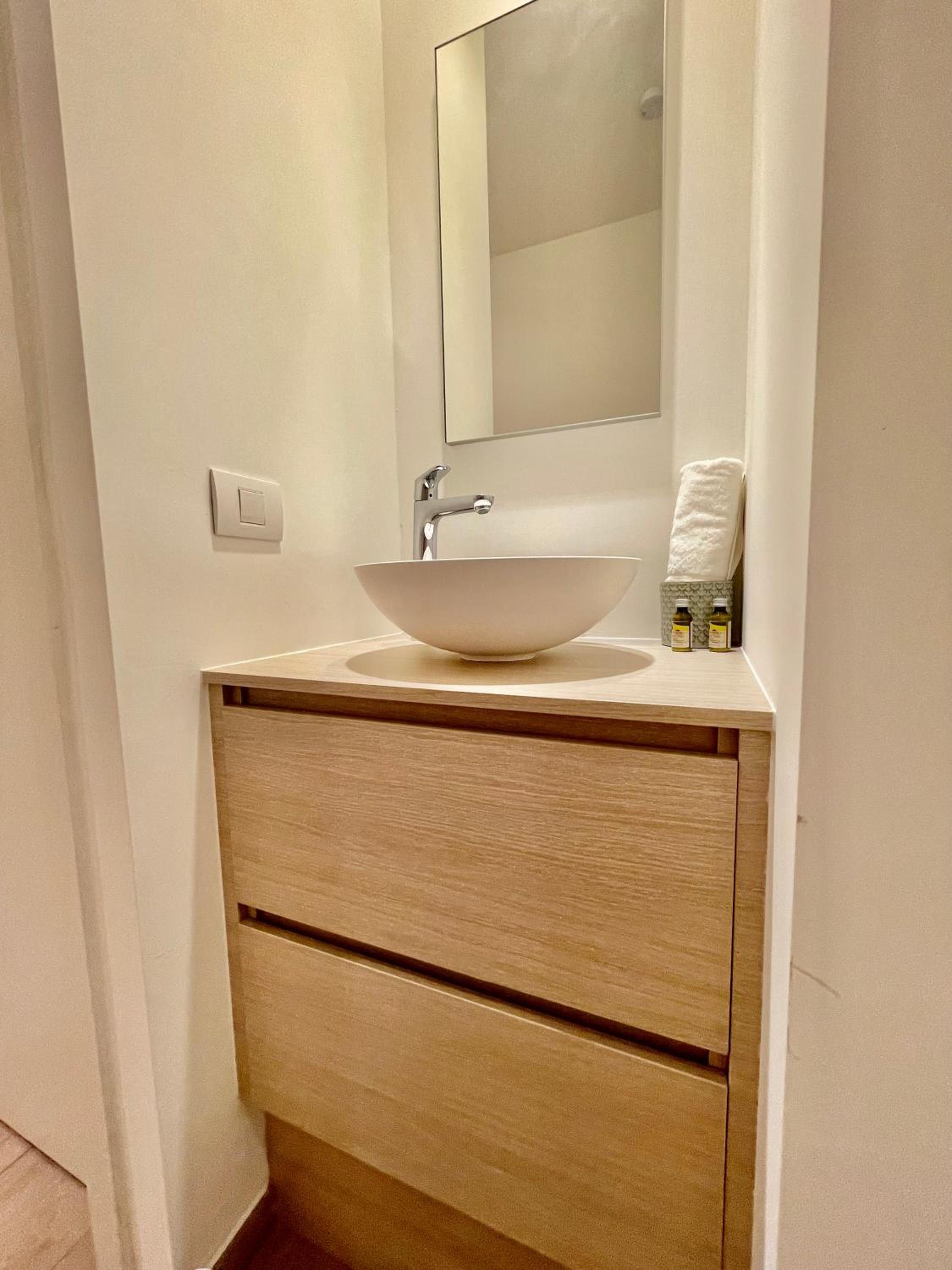 OneLuxStay near Diamond District