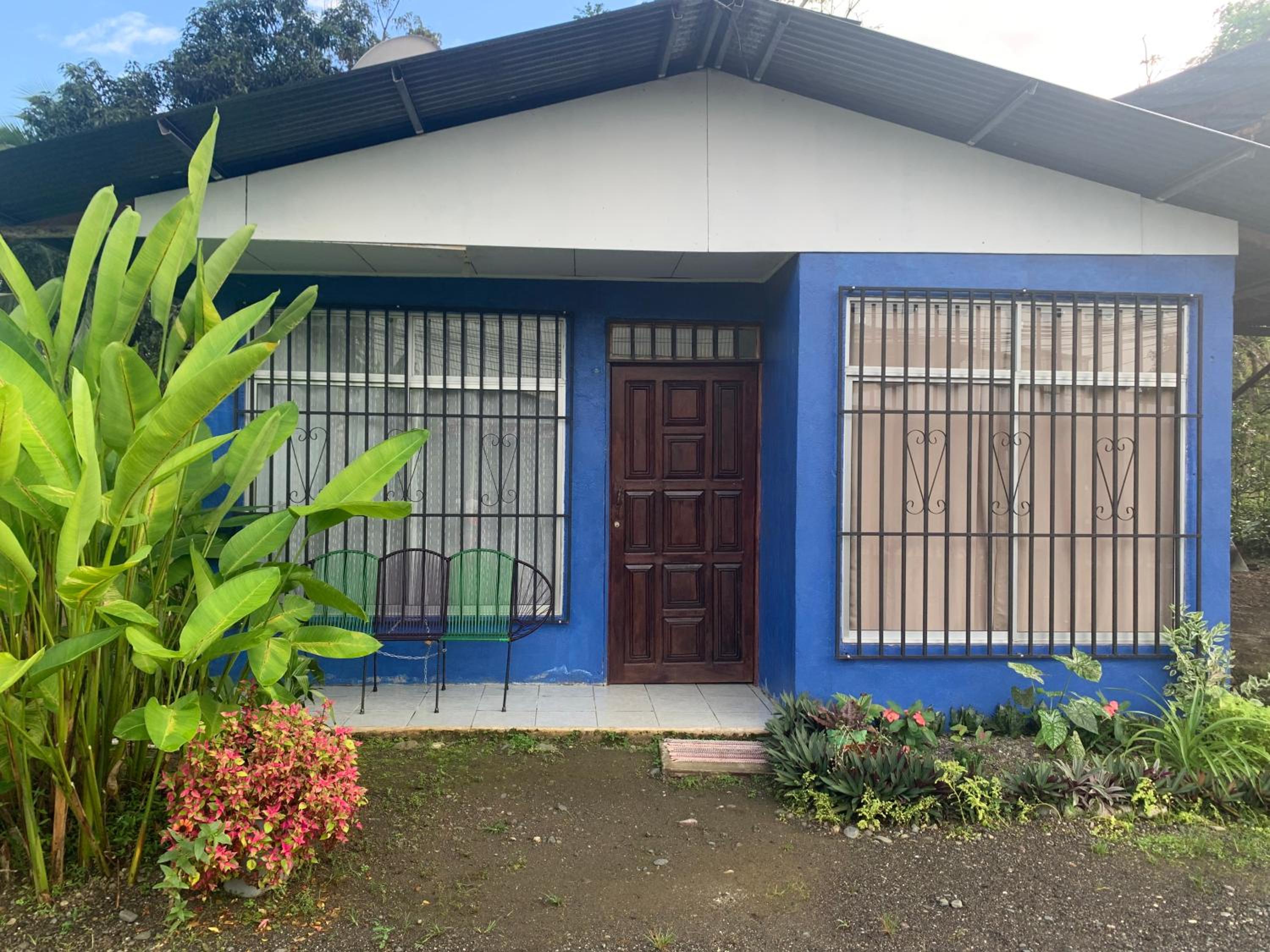 Blue House with Pool and Air-Conditioning
