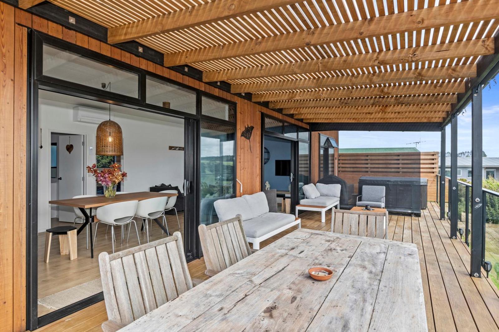 Tapuaetahi Beach Marvel - Te Tii Holiday Home view 2