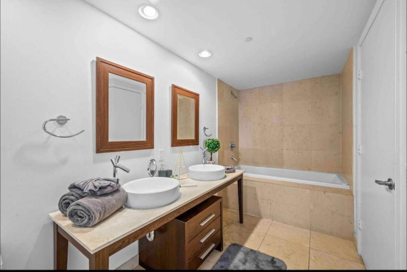 Modern 1 Bed ICON Brickell with Amazing Views