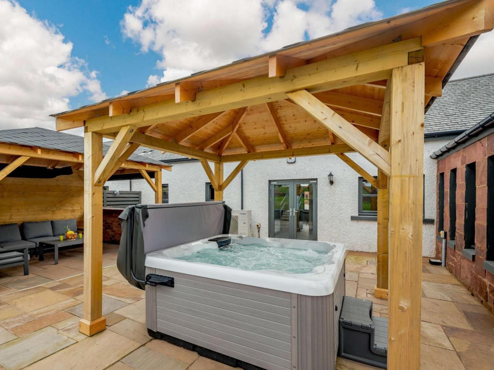 Westertonhill Holiday Lodges - Private Hot Tub Hire Available