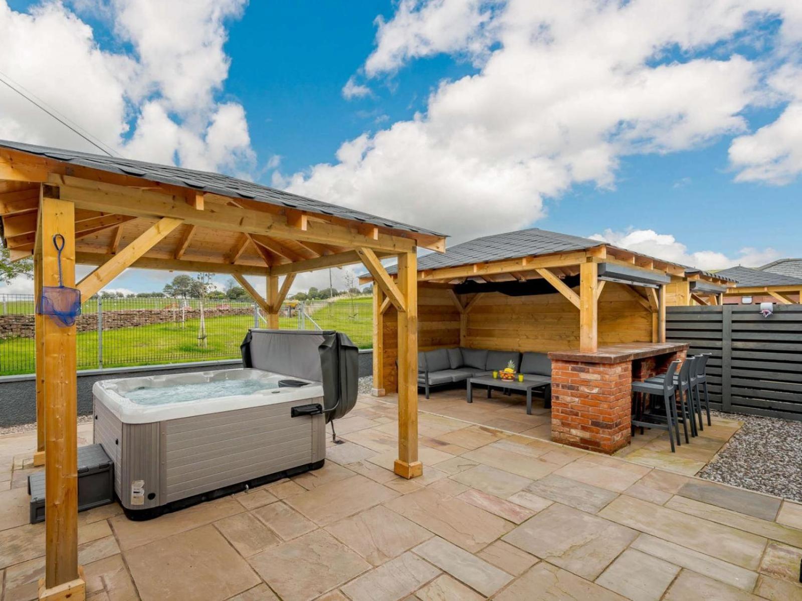 Westertonhill Holiday Lodges - Private Hot Tub Hire Available