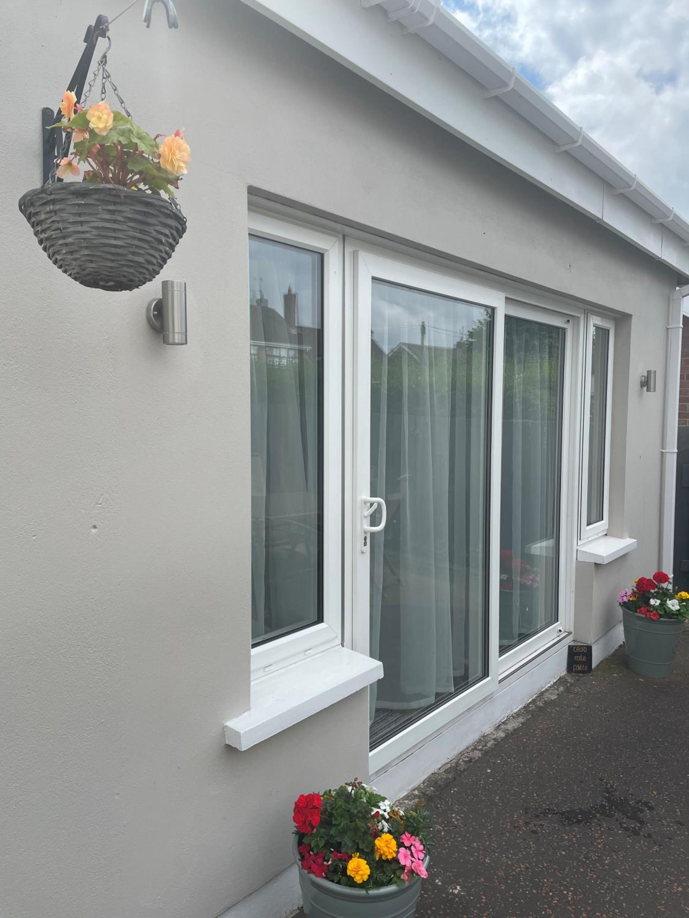 UnIQUE BELFAST STAY - FREE SECURE ONSITE PARKING AVAILABLE view 5