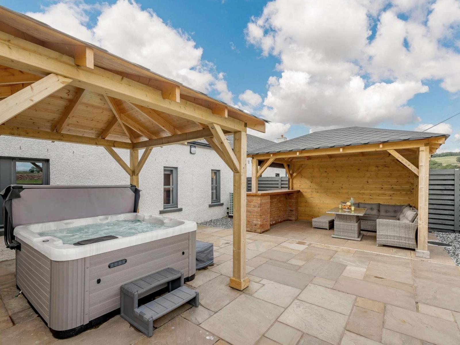 Westertonhill Holiday Lodges - Private Hot Tub Hire Available