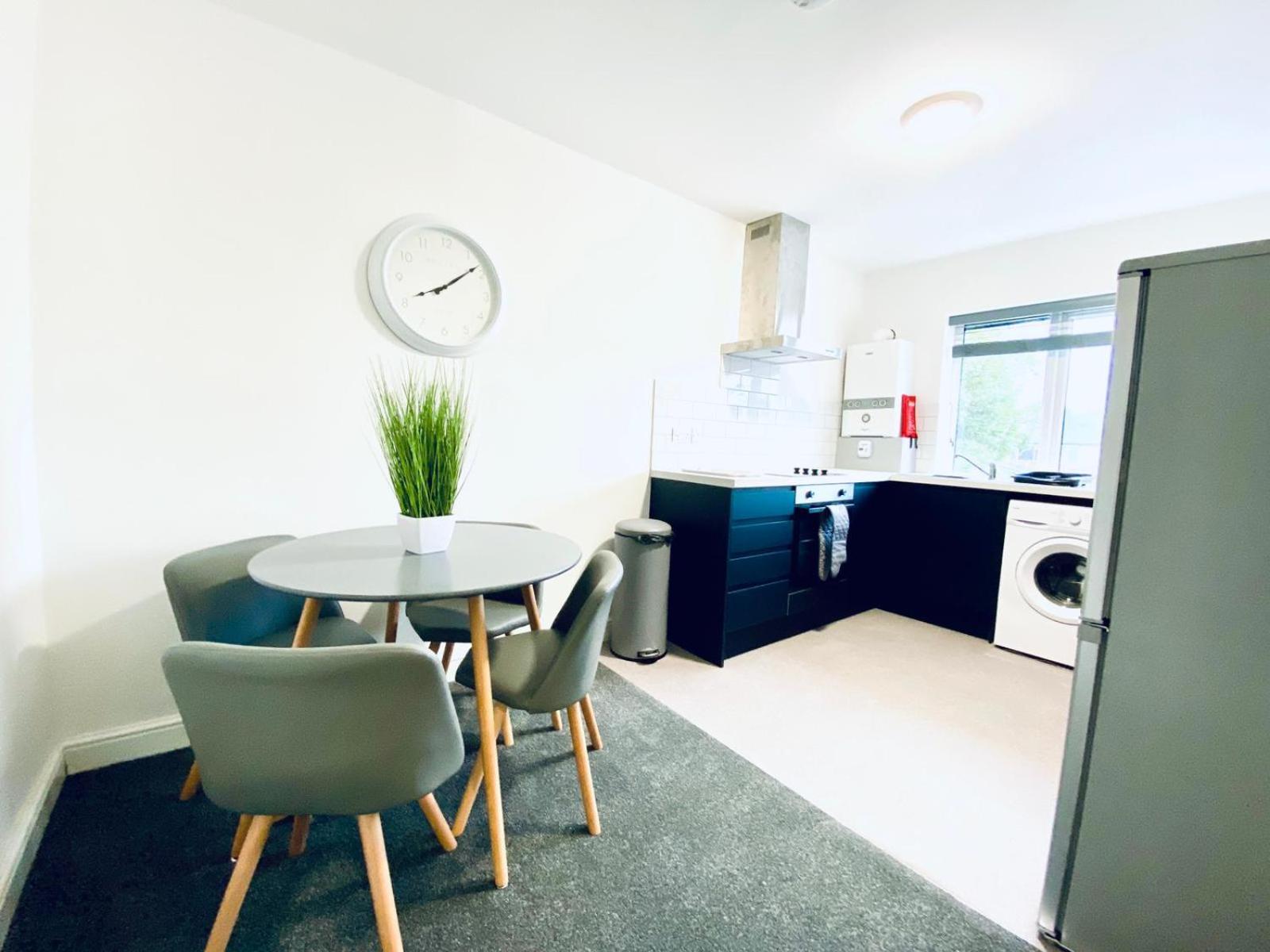 HU-Thirteen Apt Two- Sleeps 4 view 4
