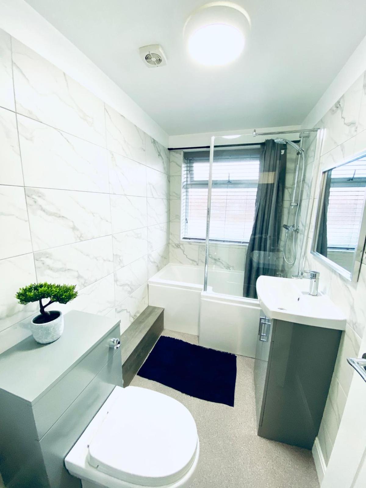 HU-Thirteen Apt Two- Sleeps 4 view 5